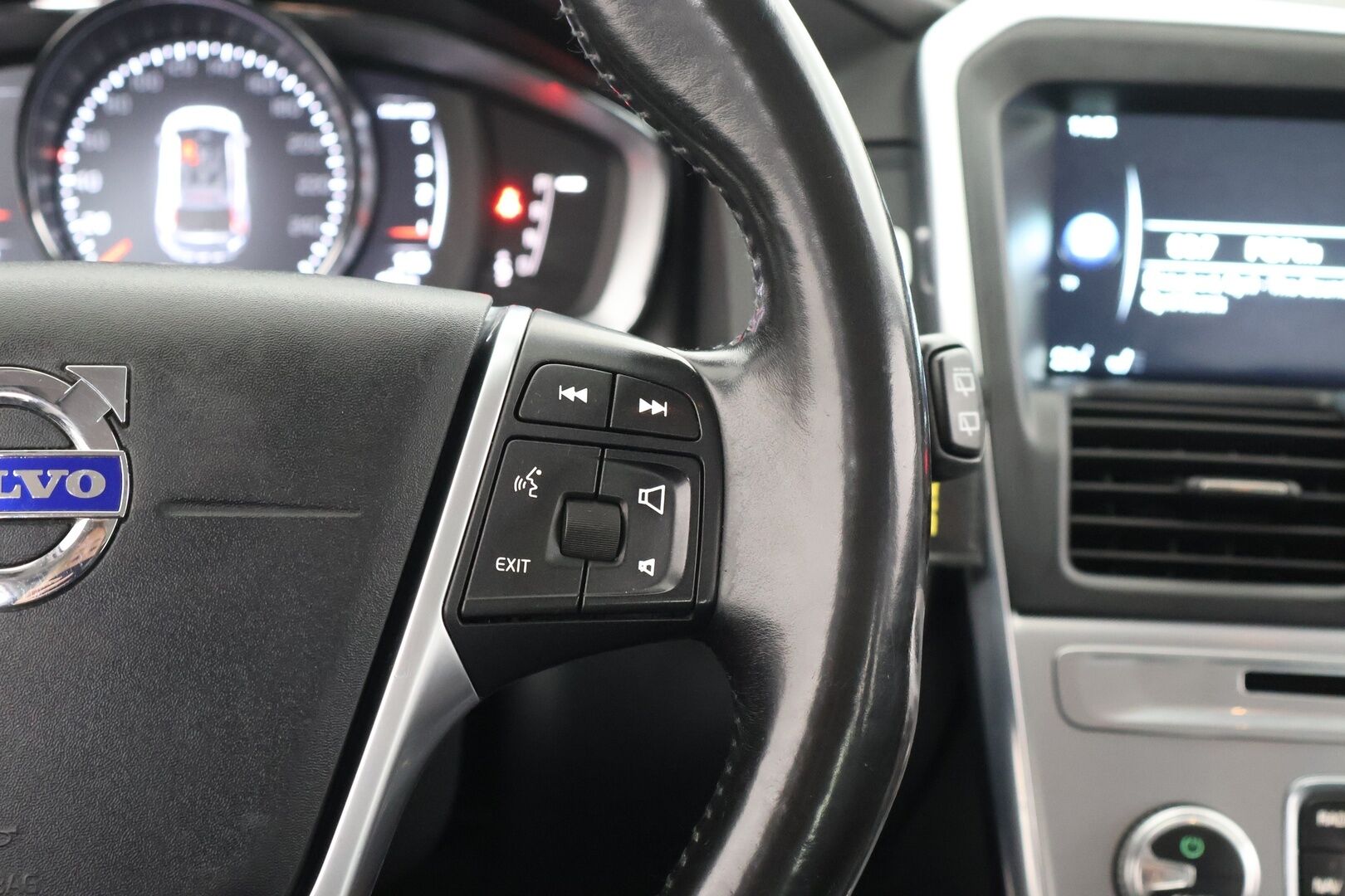 Volvo XC60 2017 D4 AWD Business Classic Summum aut / EI ADBLUE! / Adapt. vak / Webasto / Koukku / Nahkapenkki muistilla / Tutkat - Jakopää vaihdettu 2025 / 2x renkaat / Huoltokirja - HULLUT AVAJAISHULINAT KORKOTARJOUS 3,29 %