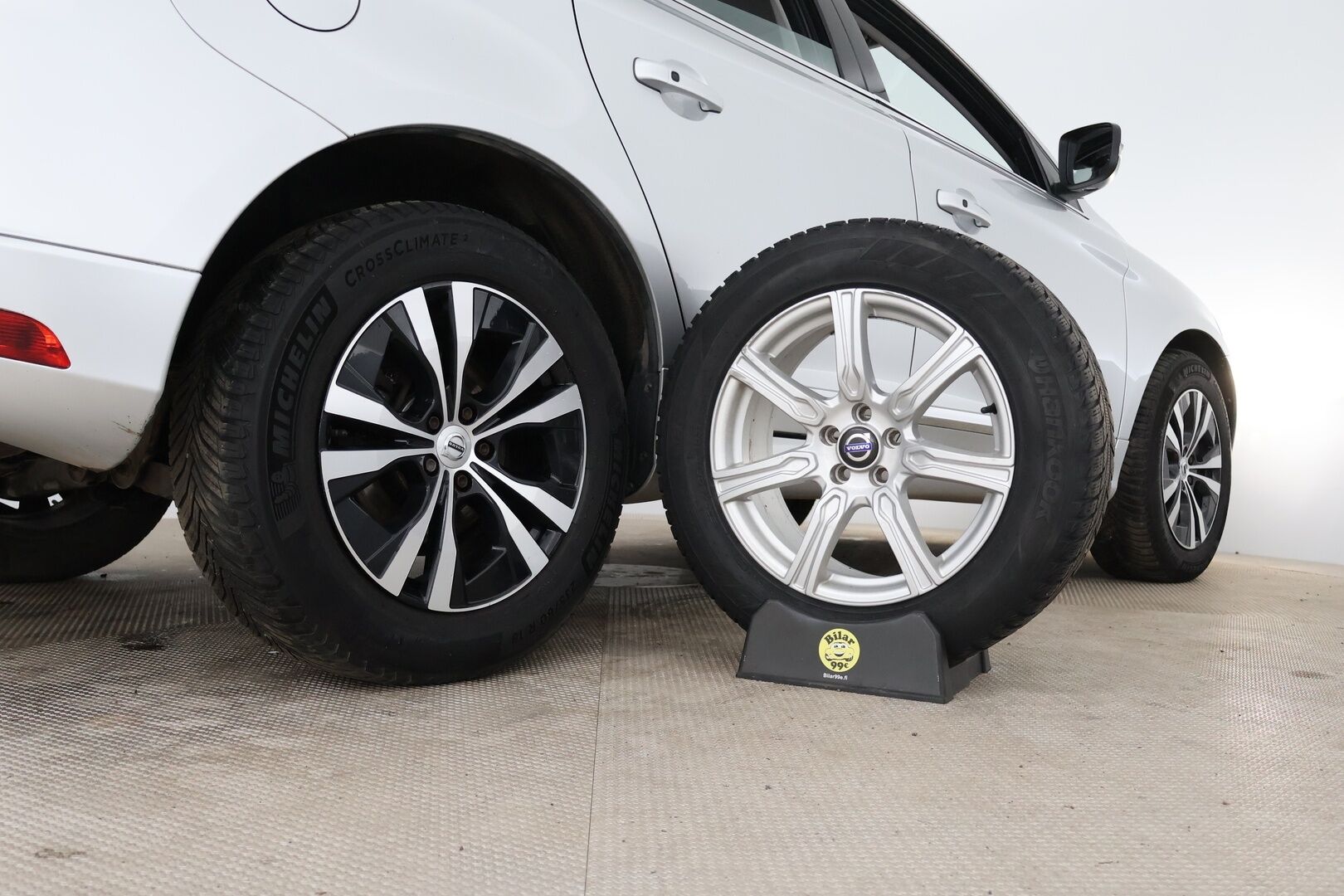 Volvo XC60 2017 D4 AWD Business Classic Summum aut / EI ADBLUE! / Adapt. vak / Webasto / Koukku / Nahkapenkki muistilla / Tutkat - Jakopää vaihdettu 2025 / 2x renkaat / Huoltokirja - HULLUT AVAJAISHULINAT KORKOTARJOUS 3,29 %