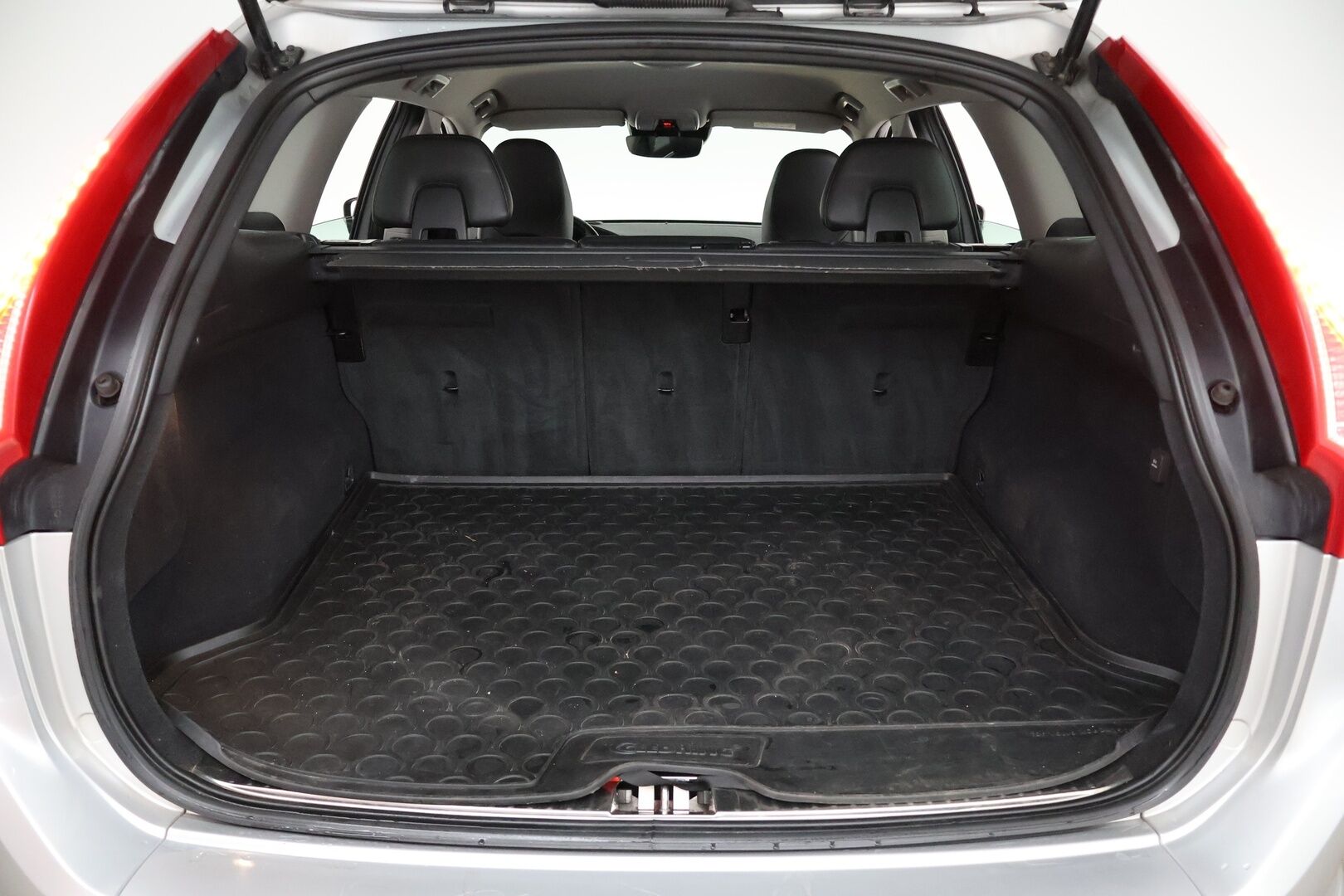 Volvo XC60 2017 D4 AWD Business Classic Summum aut  / Adapt. vak / Webasto / Koukku / Nahkapenkki muistilla / Tutkat - Jakopää vaihdettu 2025 / Ei Adblue järjestelmää / 2x renkaat / Huoltokirja