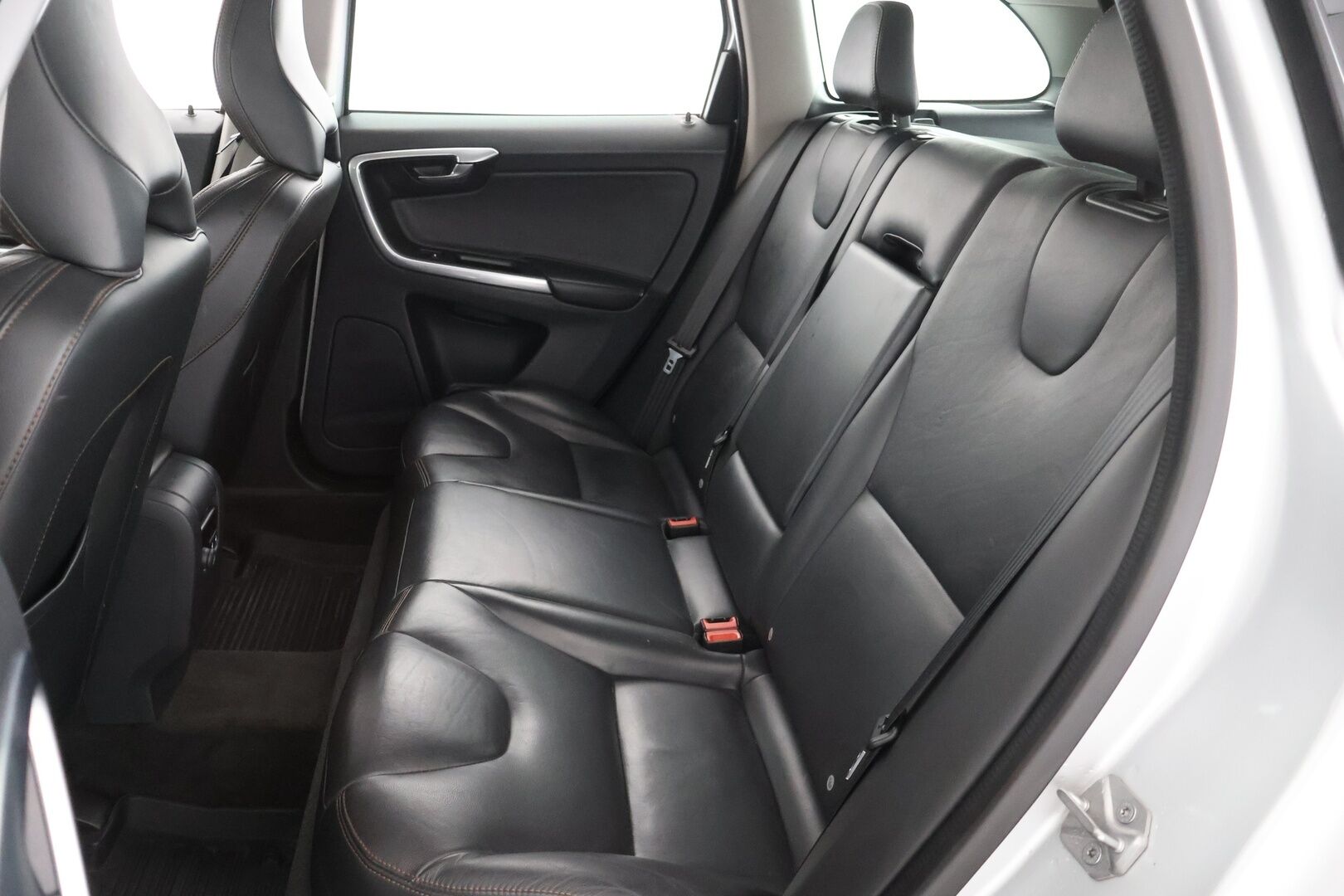 Volvo XC60 2017 D4 AWD Business Classic Summum aut / EI ADBLUE! / Adapt. vak / Webasto / Koukku / Nahkapenkki muistilla / Tutkat - Jakopää vaihdettu 2025 / 2x renkaat / Huoltokirja - HULLUT AVAJAISHULINAT KORKOTARJOUS 3,29 %