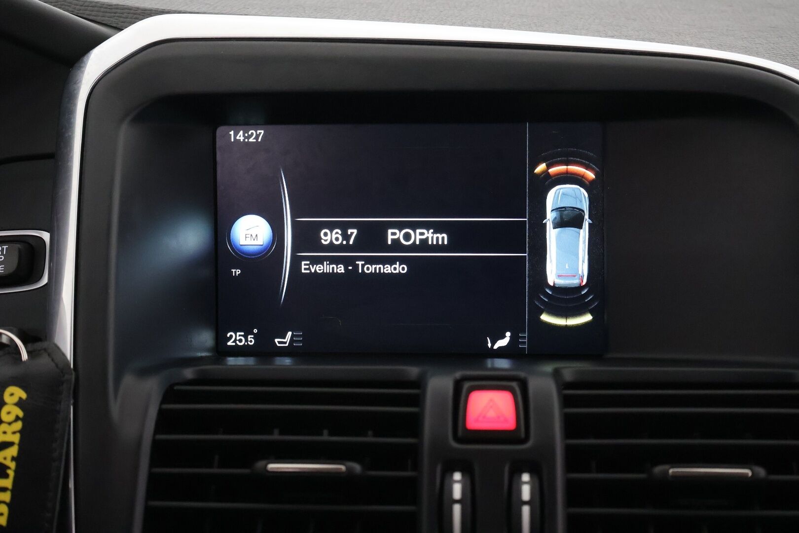 Volvo XC60 2017 D4 AWD Business Classic Summum aut / EI ADBLUE! / Adapt. vak / Webasto / Koukku / Nahkapenkki muistilla / Tutkat - Jakopää vaihdettu 2025 / 2x renkaat / Huoltokirja - HULLUT AVAJAISHULINAT KORKOTARJOUS 3,29 %