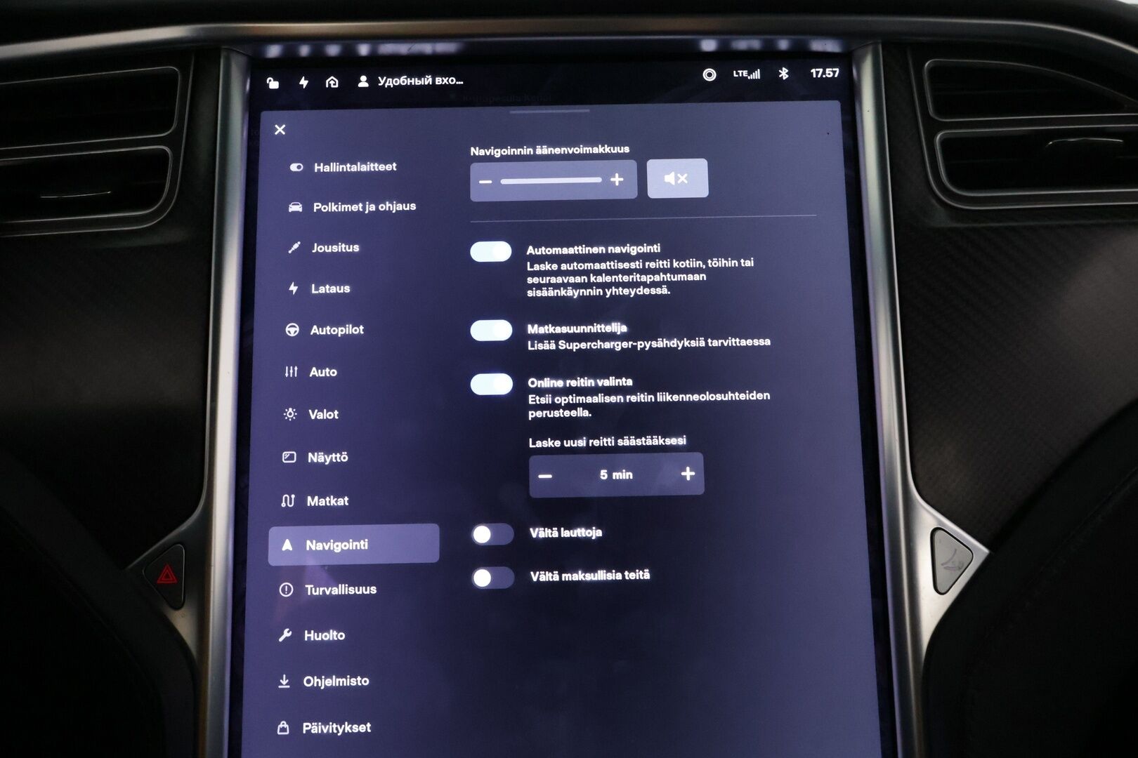 Tesla Model X 2017 100 D * Adapt. Cruise / Ilma-alusta / Mustat Nahat / P.Kamera / Kaistavahti / LED / Navi * - 3,99% KORKOTARJOUS TÄHÄN AUTOON 21.9. ASTI - * 100 D malli, tilava ja näyttävällä värillä oleva yksilö! *