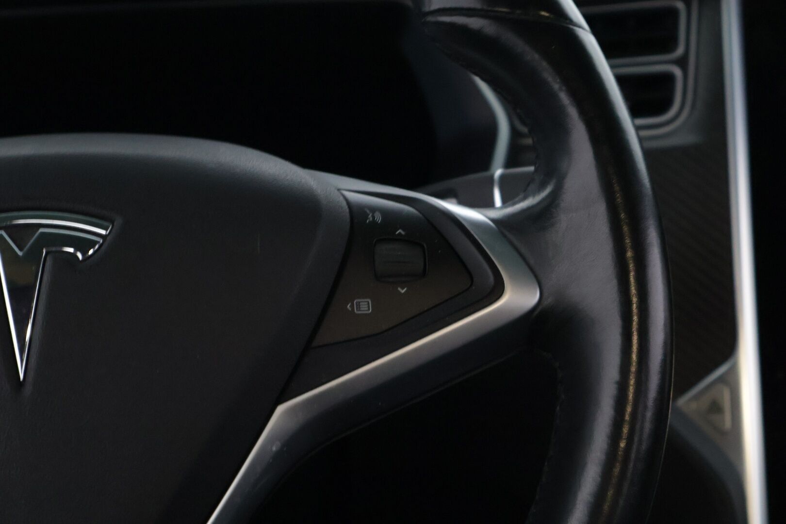 Tesla Model X 2017 100 D * Adapt. Cruise / Ilma-alusta / Mustat Nahat / P.Kamera / Kaistavahti / LED / Navi * - 3,99% KORKOTARJOUS TÄHÄN AUTOON 21.9. ASTI - * 100 D malli, tilava ja näyttävällä värillä oleva yksilö! *