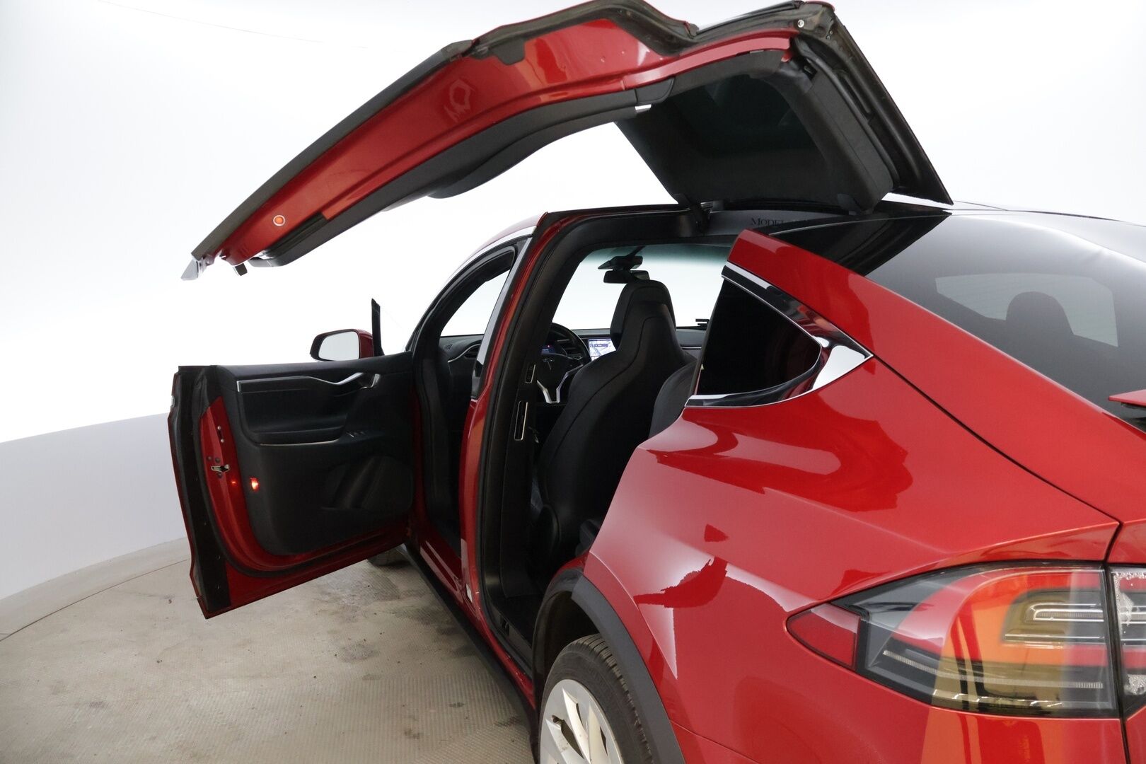 Tesla Model X 2017 100 D * Adapt. Cruise / Ilma-alusta / Mustat Nahat / P.Kamera / Kaistavahti / LED / Navi * - 3,99% KORKOTARJOUS TÄHÄN AUTOON 21.9. ASTI - * 100 D malli, tilava ja näyttävällä värillä oleva yksilö! *