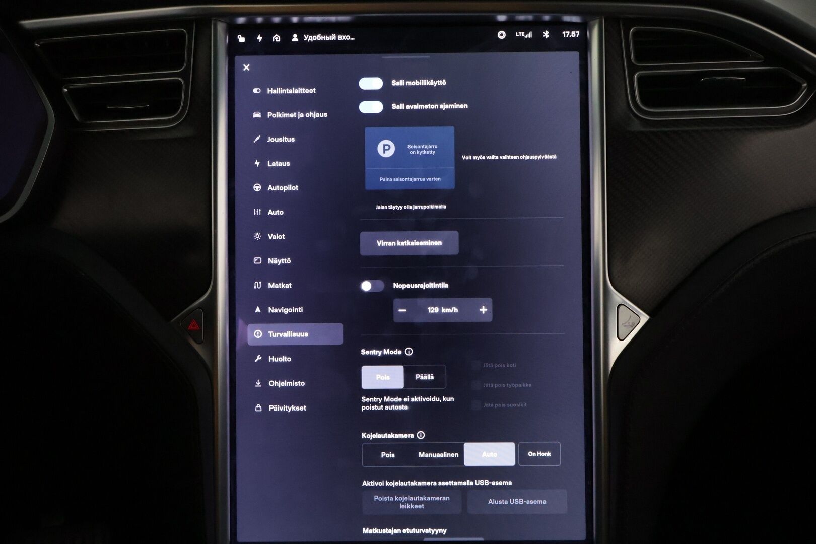 Tesla Model X 2017 100 D * Adapt. Cruise / Ilma-alusta / Mustat Nahat / P.Kamera / Kaistavahti / LED / Navi * - 3,99% KORKOTARJOUS TÄHÄN AUTOON 21.9. ASTI - * 100 D malli, tilava ja näyttävällä värillä oleva yksilö! *