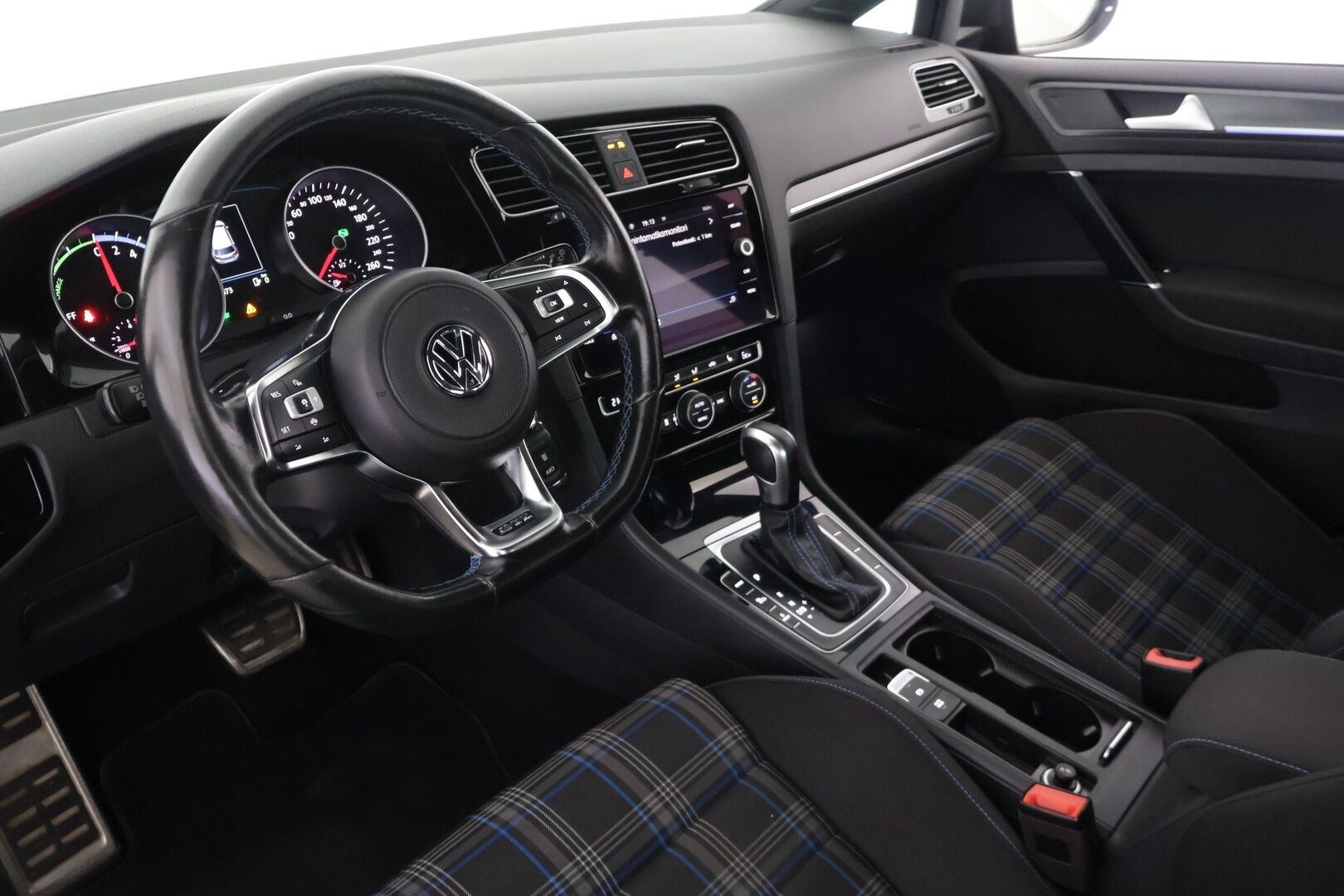 Volkswagen Golf 2020 GTE Plug-In Hybrid 150 kW (204 hv) DSG-automaatti ** Adapt. vakkari / Webasto / AppConnect / P-kamera / Koukku / LED  ** - Jakohihna vaihdettu 11/2025