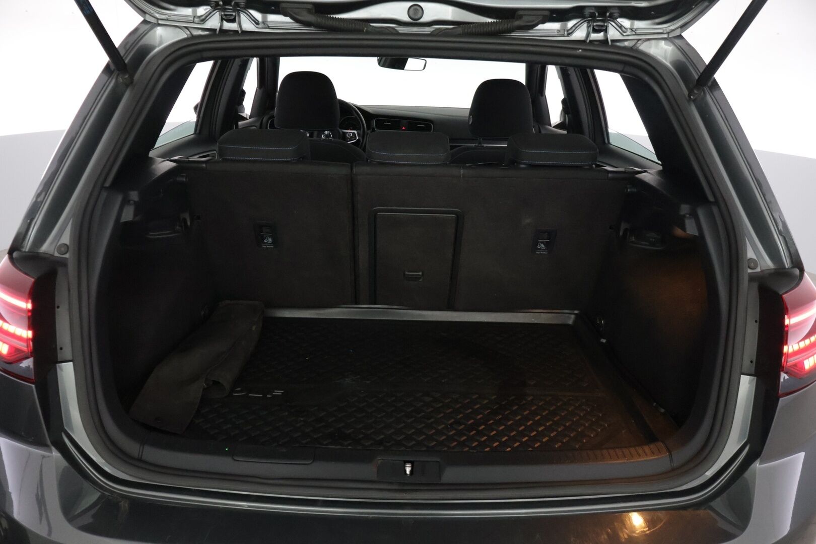 Volkswagen Golf 2020 GTE Plug-In Hybrid 150 kW (204 hv) DSG-automaatti ** Adapt. vakkari / Webasto / AppConnect / P-kamera / Koukku / LED  ** - Jakohihna vaihdettu 11/2025