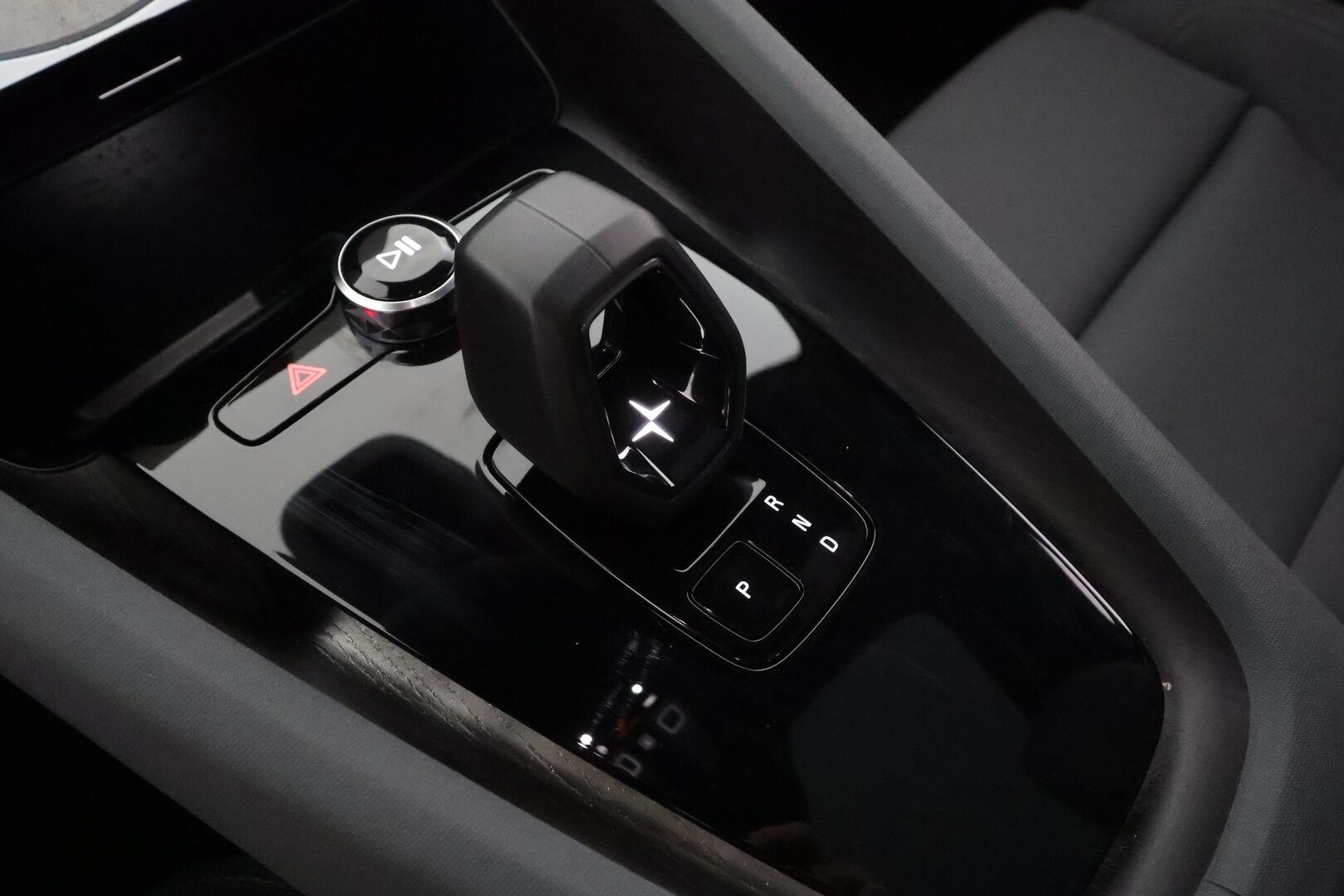 Polestar 2 2022 Long Range Dual Motor Performance * Sportpenkki Muistilla / ILP / H&K / P.Kamera / LED / Lasikatto / Kaistavahti * - 2x Latauskaapelit / Merkkihuollettu / Upea Performance Polestar!