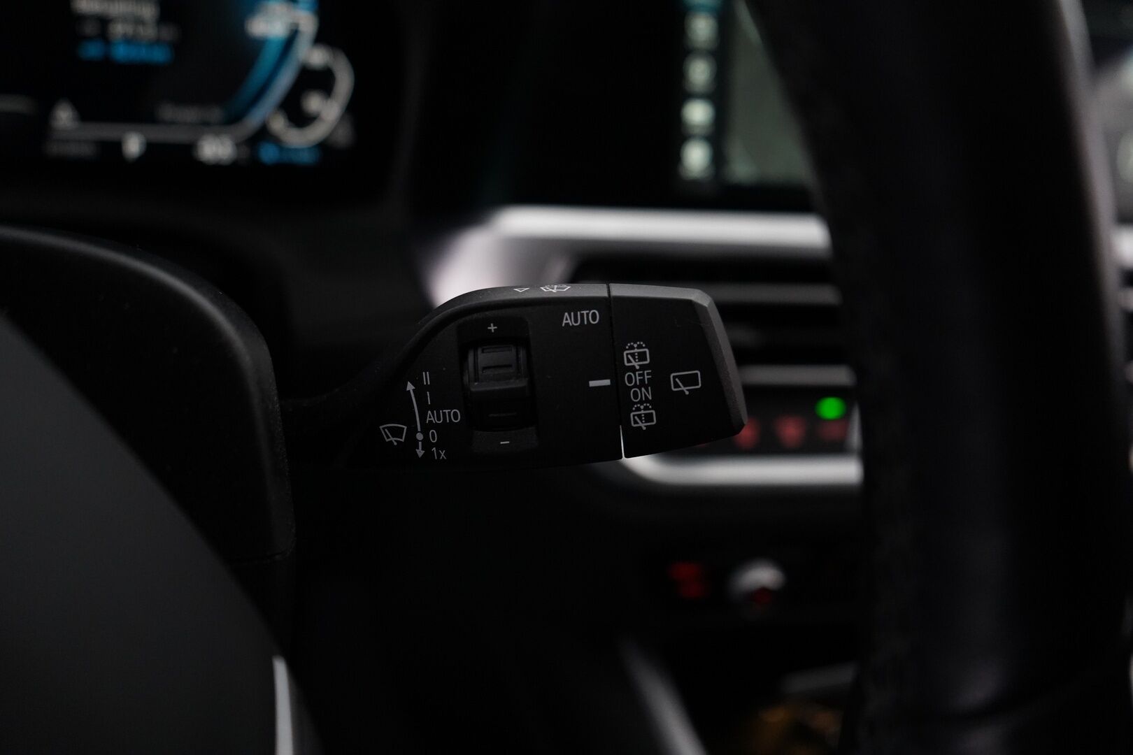 BMW 330 2021 G21 Touring 330e xDrive Business Sport *Koukku / Tutkat / Sporttipenkit / S.Luukku* - Kahdet BMW:n vanteet / Juuri huollettu 