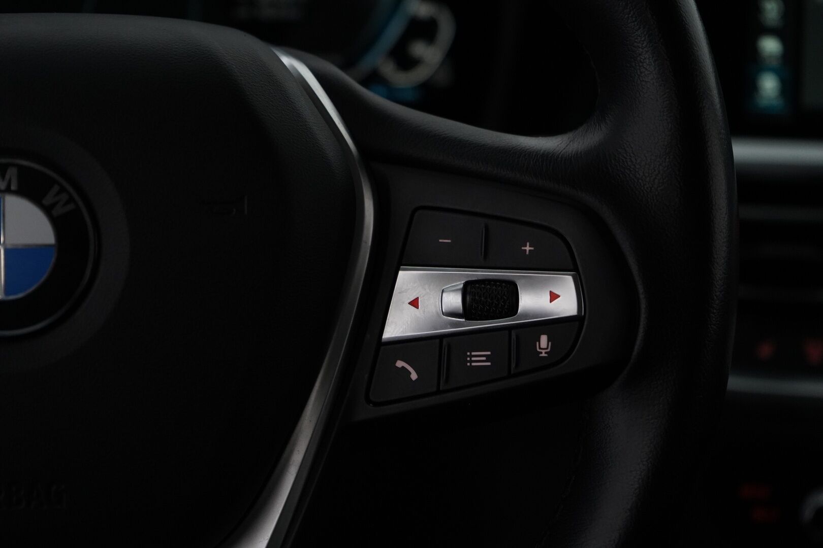 BMW 330 2021 G21 Touring 330e xDrive Business Sport *Koukku / Tutkat / Sporttipenkit / S.Luukku* - Kahdet BMW:n vanteet / Juuri huollettu / Säännöllinen huoltokirja - HULLUT AVAJAISHULINAT KORKOTARJOUS 3,29 %