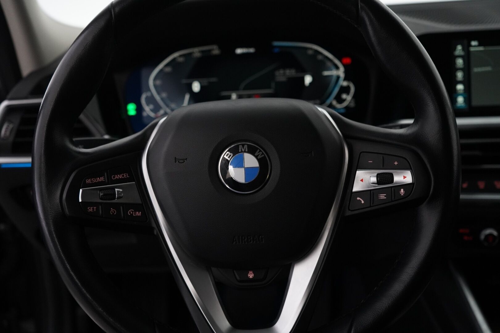 BMW 330 2021 G21 Touring 330e xDrive Business Sport *Koukku / Tutkat / Sporttipenkit / S.Luukku* - Kahdet BMW:n vanteet / Juuri huollettu / Säännöllinen huoltokirja