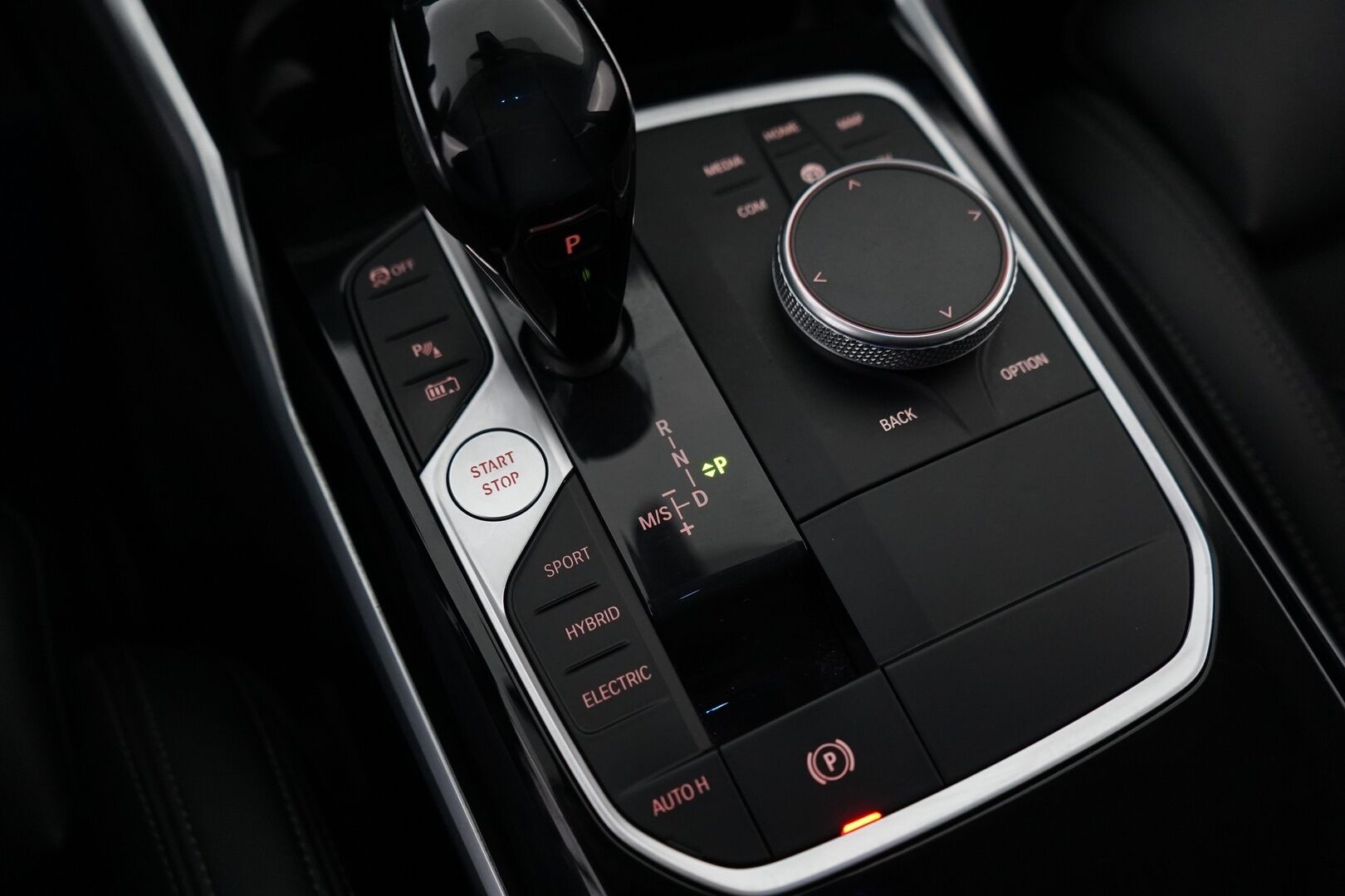 BMW 330 2021 G21 Touring 330e xDrive Business Sport *Koukku / Tutkat / Sporttipenkit / S.Luukku* - Kahdet BMW:n vanteet / Juuri huollettu 