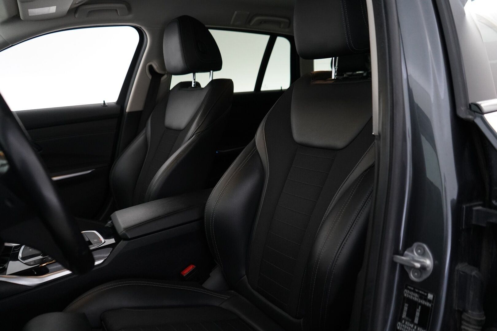 BMW 330 2021 G21 Touring 330e xDrive Business Sport *Koukku / Tutkat / Sporttipenkit / S.Luukku* - Kahdet BMW:n vanteet / Juuri huollettu / Säännöllinen huoltokirja - HULLUT AVAJAISHULINAT KORKOTARJOUS 3,29 %