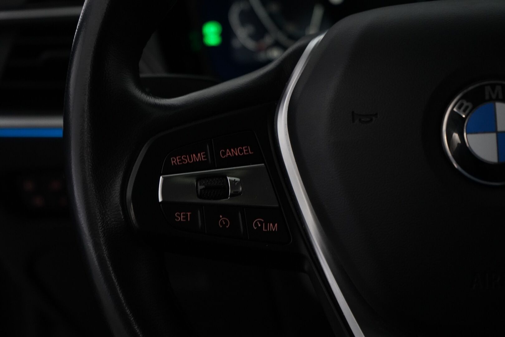 BMW 330 2021 G21 Touring 330e xDrive Business Sport *Koukku / Tutkat / Sporttipenkit / S.Luukku* - Kahdet BMW:n vanteet / Juuri huollettu / Säännöllinen huoltokirja