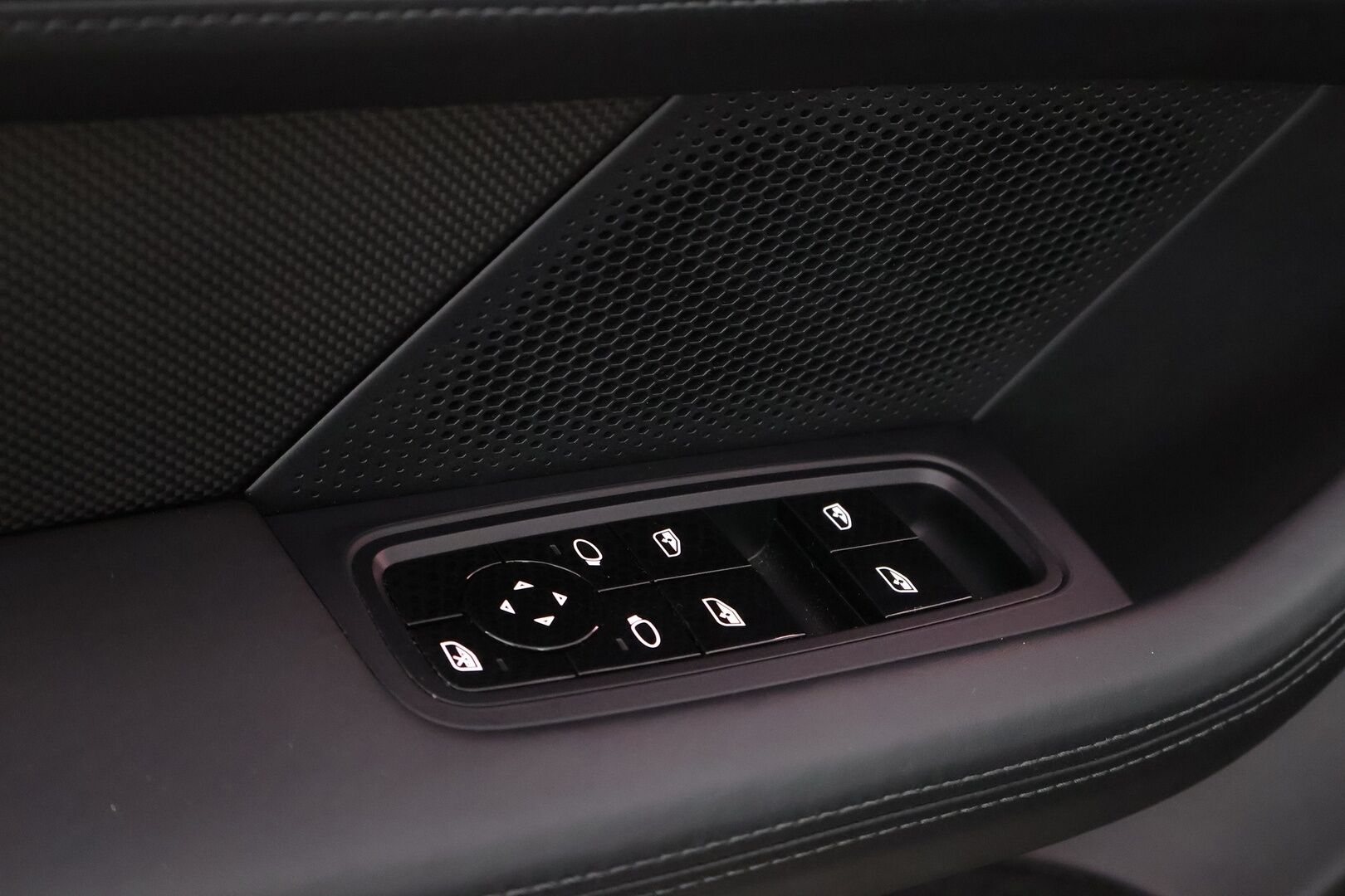 Porsche Taycan 2020 Turbo - 2,99 % KORKOTARJOUS TÄHÄN AUTOON - Adapt.Vakkari / InnoDrive / Bose Surround / Nelipyöräohjaus / Matrix LED / Ilmastoidut 18-Nahkapenkit / Ilma-alusta / Supervarusteet!
