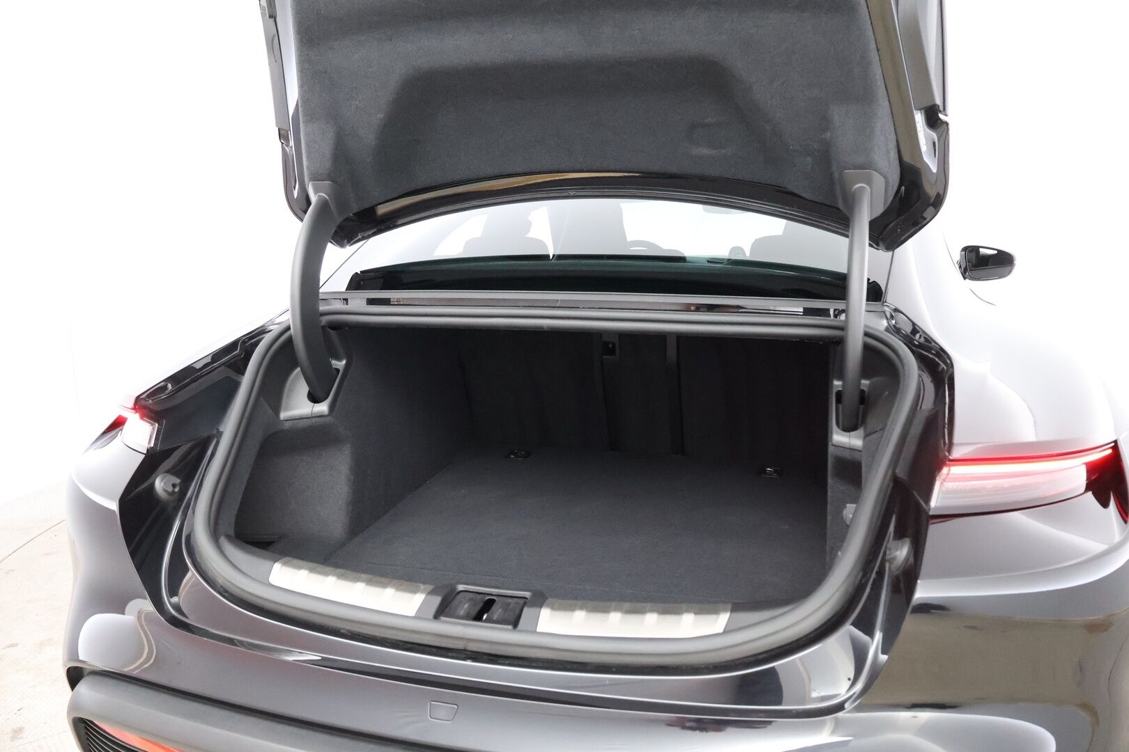 Porsche Taycan 2020 Turbo - 2,99 % KORKOTARJOUS TÄHÄN AUTOON - Adapt.Vakkari / InnoDrive / Bose Surround / Nelipyöräohjaus / Matrix LED / Ilmastoidut 18-Nahkapenkit / Ilma-alusta / Supervarusteet!