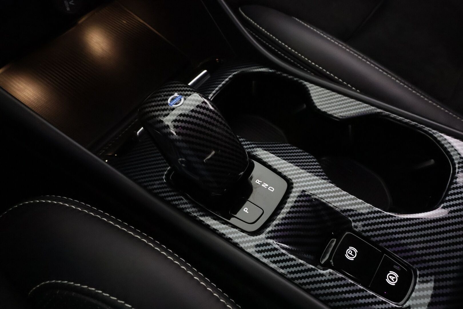 Volvo XC40 2021 T5 TwE Business R-Design aut * ACC / Kamera / Webasto / Sähköluukku / KeylessGo / BLIS * - Akku kuntotarkastettu / Jakohihna vaihdettu / 2x Latauskaapelit