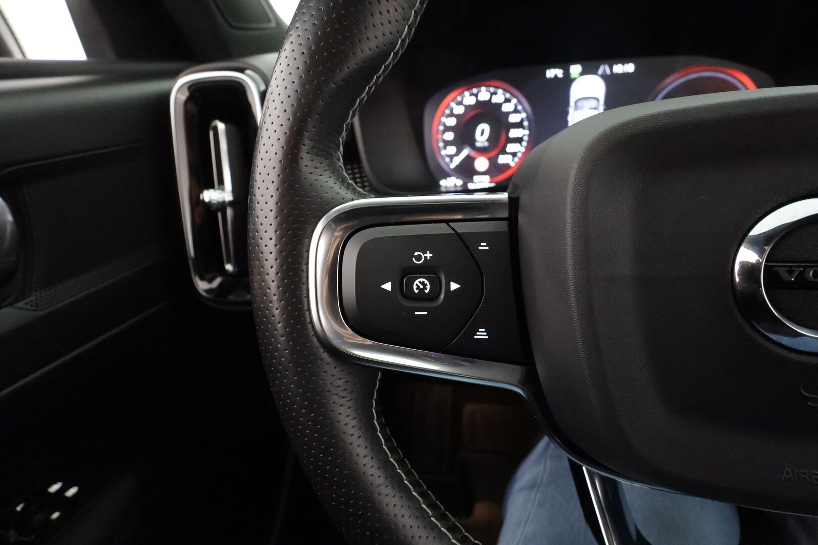 Volvo XC40 2021 T5 TwE Business R-Design aut * ACC / Kamera / Webasto / Sähköluukku / KeylessGo / BLIS * - Akku kuntotarkastettu / Jakohihna vaihdettu / 2x Latauskaapelit