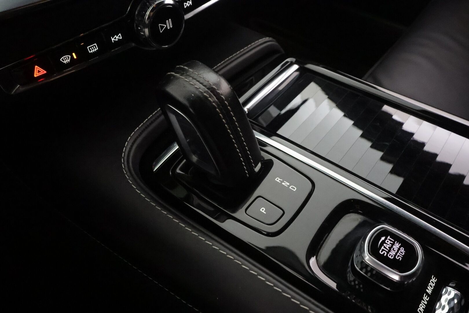 Volvo V60 2021 T8 TwE AWD R-Design aut * ACC / P.kamera / Muistipenkki / Webasto / BLIS / Koukku / Sporttipenkit / KeylessGo * - Kahdet renkaat aluvanteilla / Akku kuntotarkastettu / Merkkihuollettu