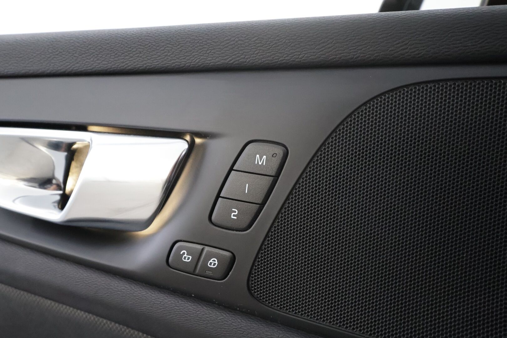 Volvo V60 2021 T8 TwE AWD R-Design aut * ACC / P.kamera / Muistipenkki / Webasto / BLIS / Koukku / Sporttipenkit / KeylessGo * - Kahdet renkaat aluvanteilla / Akku kuntotarkastettu / Merkkihuollettu