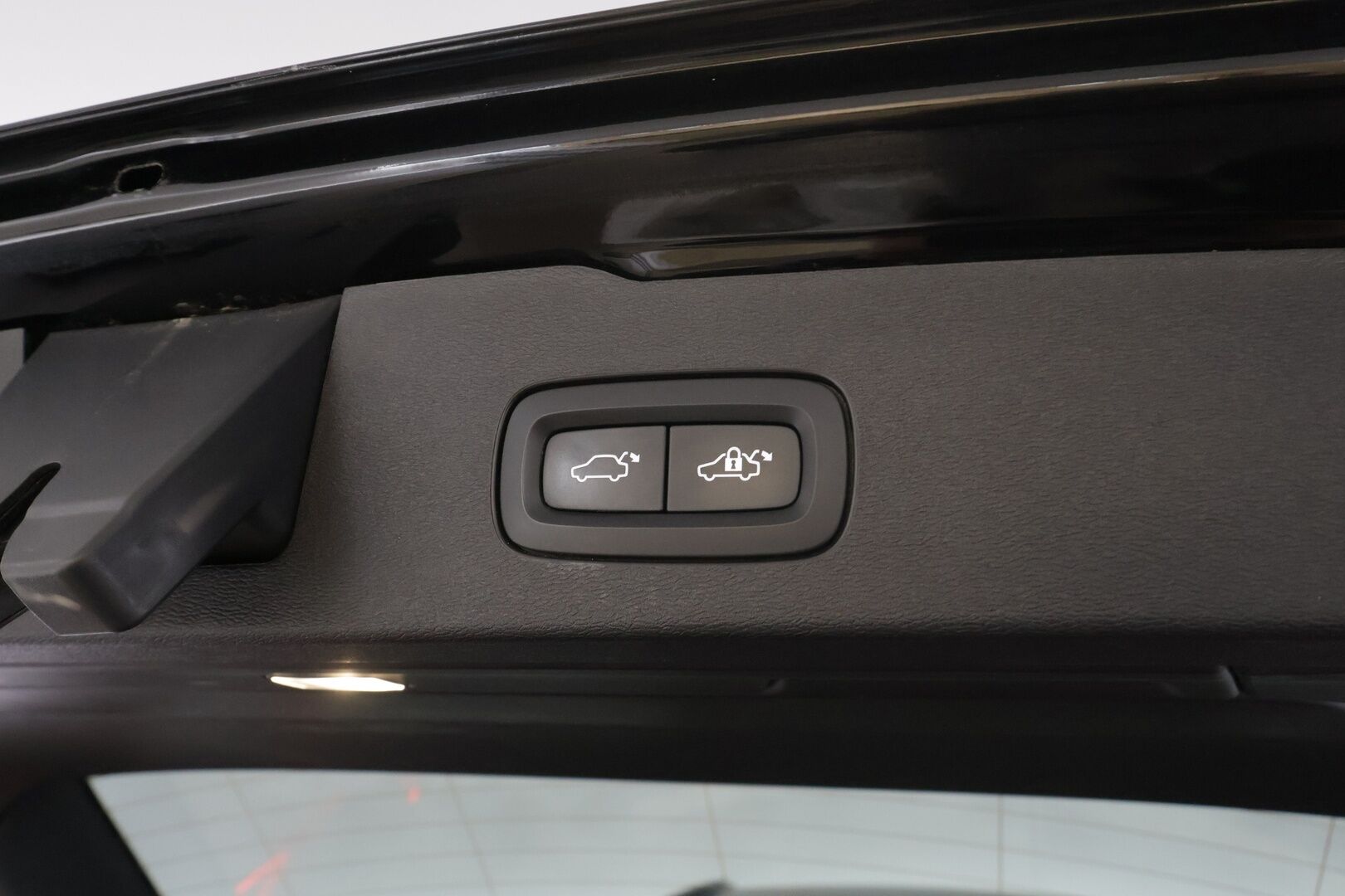 Volvo V60 2021 T8 TwE AWD R-Design aut * ACC / P.kamera / Muistipenkki / Webasto / BLIS / Koukku / Sporttipenkit / KeylessGo * - Kahdet renkaat aluvanteilla / Akku kuntotarkastettu / Merkkihuollettu