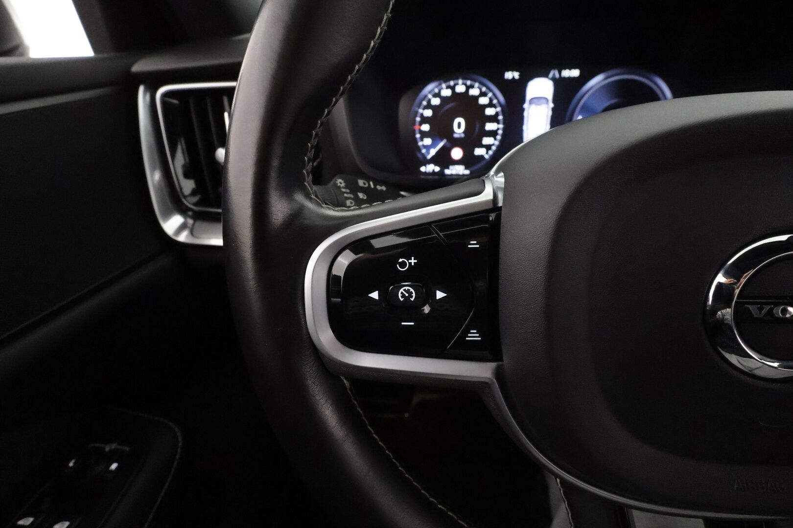 Volvo V60 2021 T8 TwE AWD R-Design aut * ACC / P.kamera / Muistipenkki / Webasto / BLIS / Koukku / Sporttipenkit / KeylessGo * - Kahdet renkaat aluvanteilla / Akku kuntotarkastettu / Merkkihuollettu