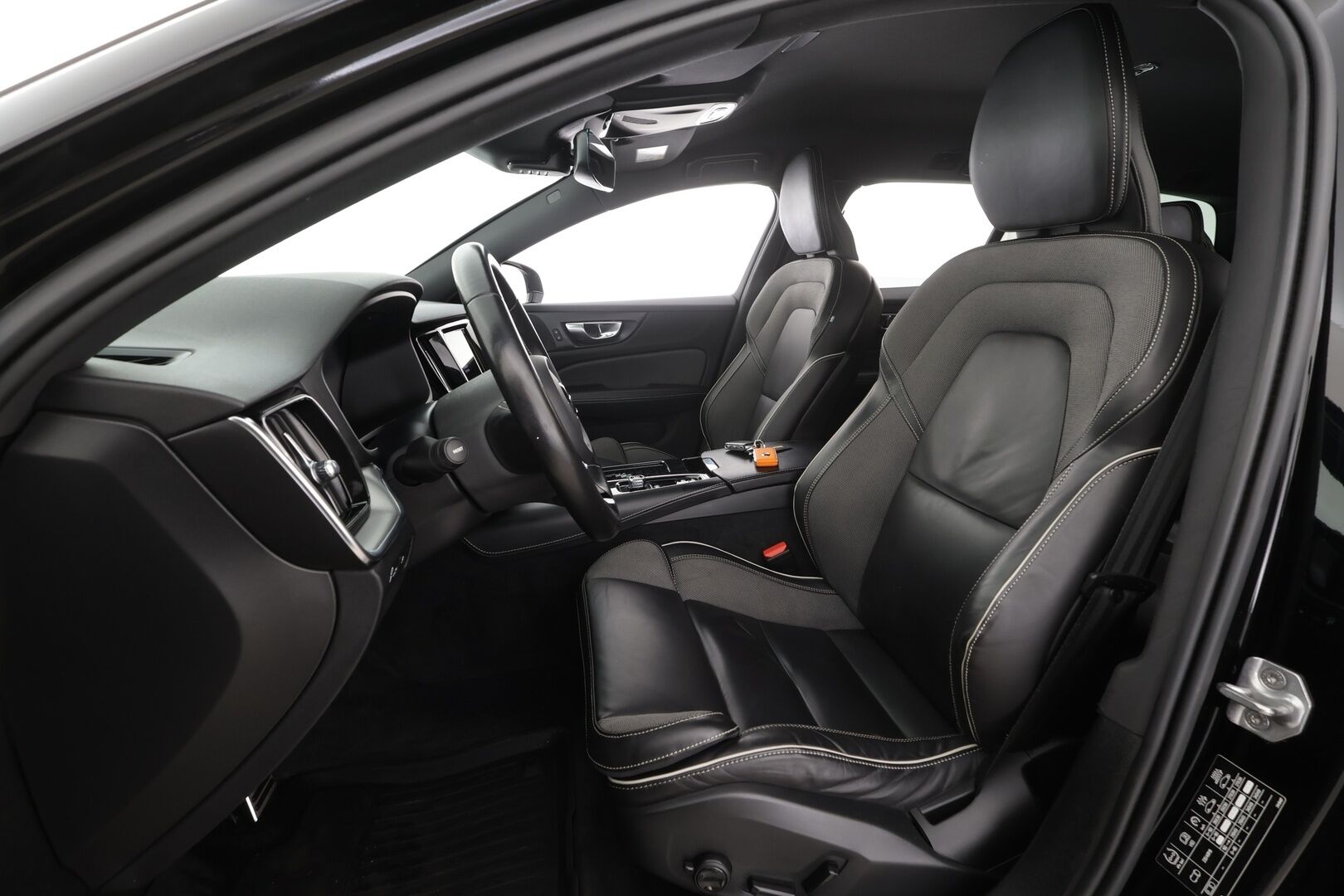 Volvo V60 2021 T8 TwE AWD R-Design aut * ACC / P.kamera / Muistipenkki / Webasto / BLIS / Koukku / Sporttipenkit / KeylessGo * - Kahdet renkaat aluvanteilla / Akku kuntotarkastettu / Merkkihuollettu