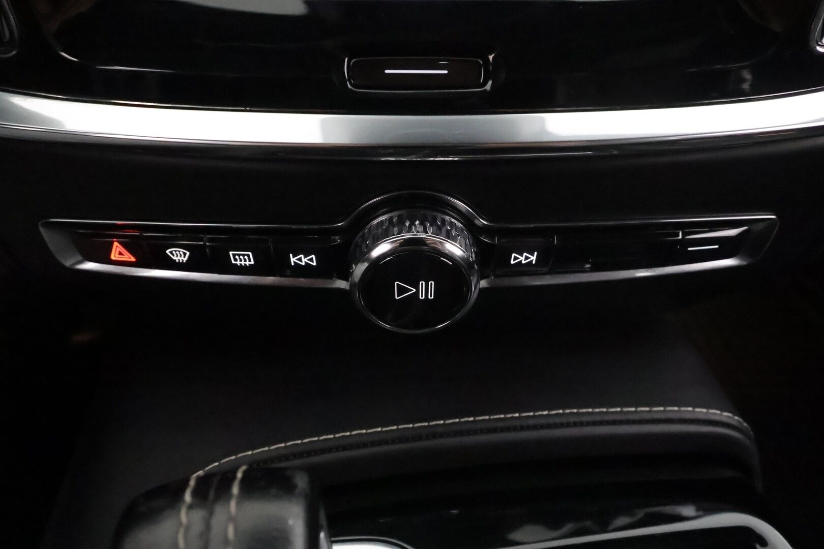 Volvo V60 2021 T8 TwE AWD R-Design aut * ACC / P.kamera / Muistipenkki / Webasto / BLIS / Koukku / Sporttipenkit / KeylessGo * - Kahdet renkaat aluvanteilla / Akku kuntotarkastettu / Merkkihuollettu