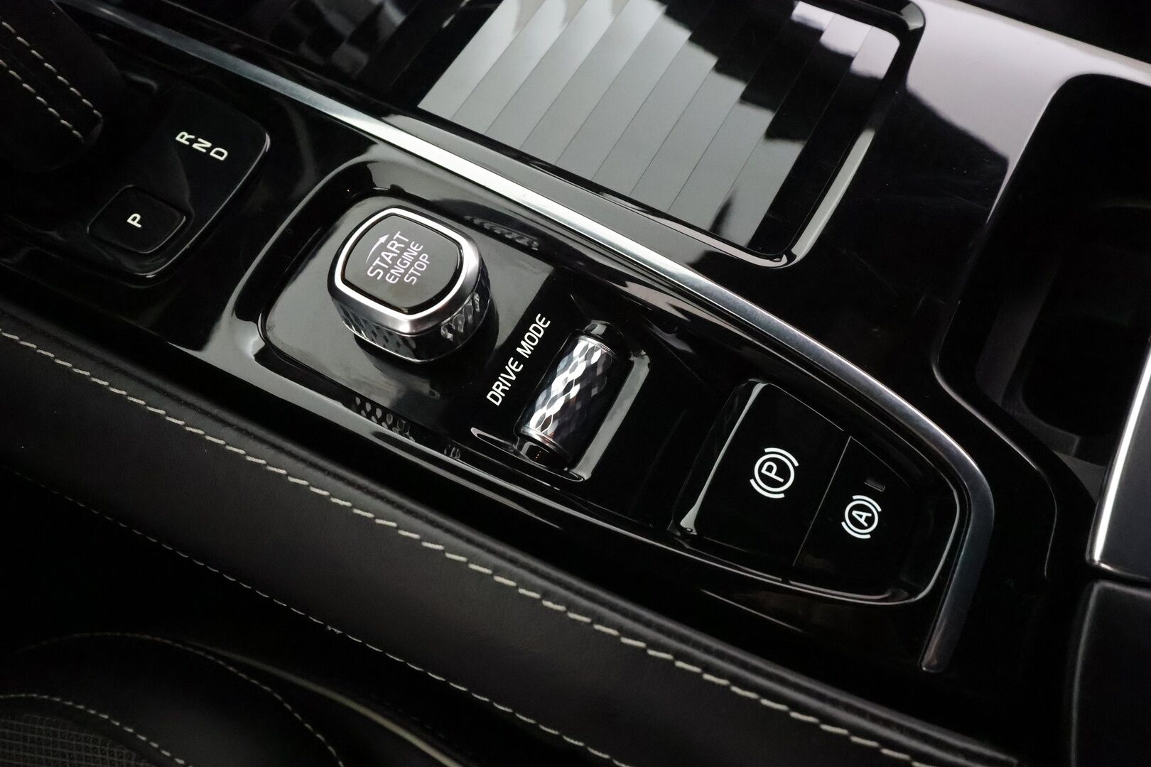 Volvo V60 2021 T8 TwE AWD R-Design aut * ACC / P.kamera / Muistipenkki / Webasto / BLIS / Koukku / Sporttipenkit / KeylessGo * - Kahdet renkaat aluvanteilla / Akku kuntotarkastettu / Merkkihuollettu