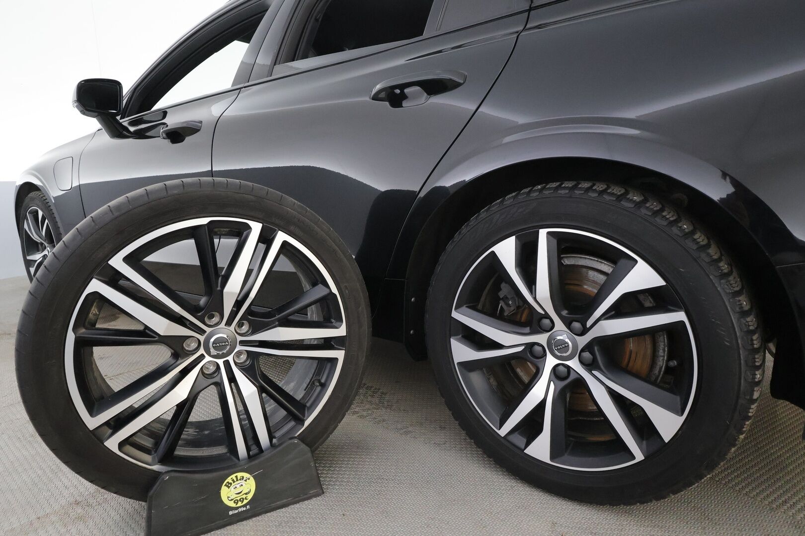 Volvo V60 2021 T8 TwE AWD R-Design aut * ACC / P.kamera / Muistipenkki / Webasto / BLIS / Koukku / Sporttipenkit / KeylessGo * - Kahdet renkaat aluvanteilla / Akku kuntotarkastettu / Merkkihuollettu