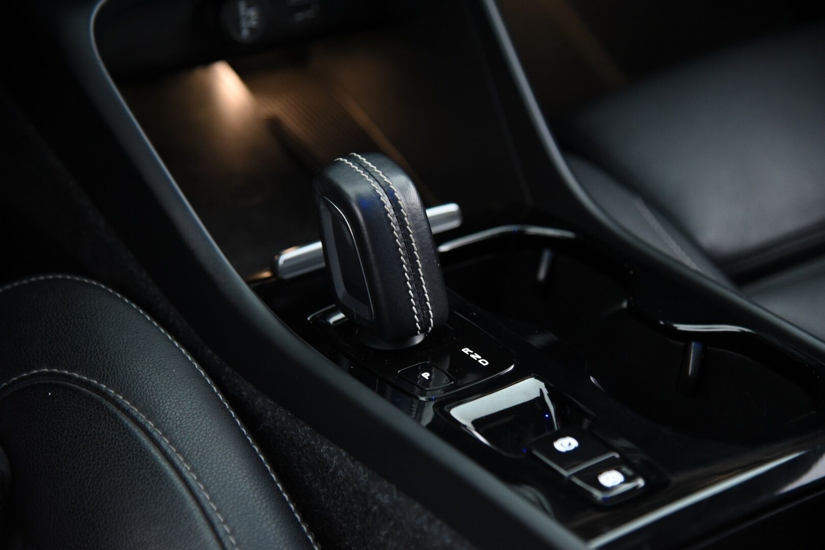Volvo XC40 2020 T5 Twin Engine R-Design Business aut. / Adapt.Vakkari / Panorama / Muistipenkki / H&K / BLIS / P.Kamera / Navi - Merkkihuollettu / Keyless / Apple&Android / Digimittaristo