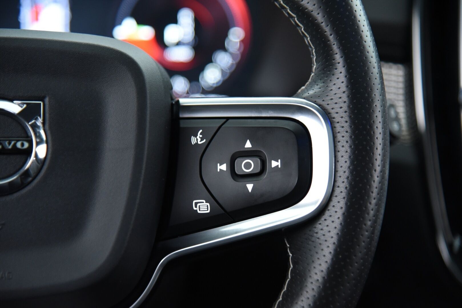 Volvo XC40 2020 T5 Twin Engine R-Design Business aut. / Adapt.Vakkari / Panorama / Muistipenkki / H&K / BLIS / P.Kamera / Navi - Merkkihuollettu / Keyless / Apple&Android / Digimittaristo