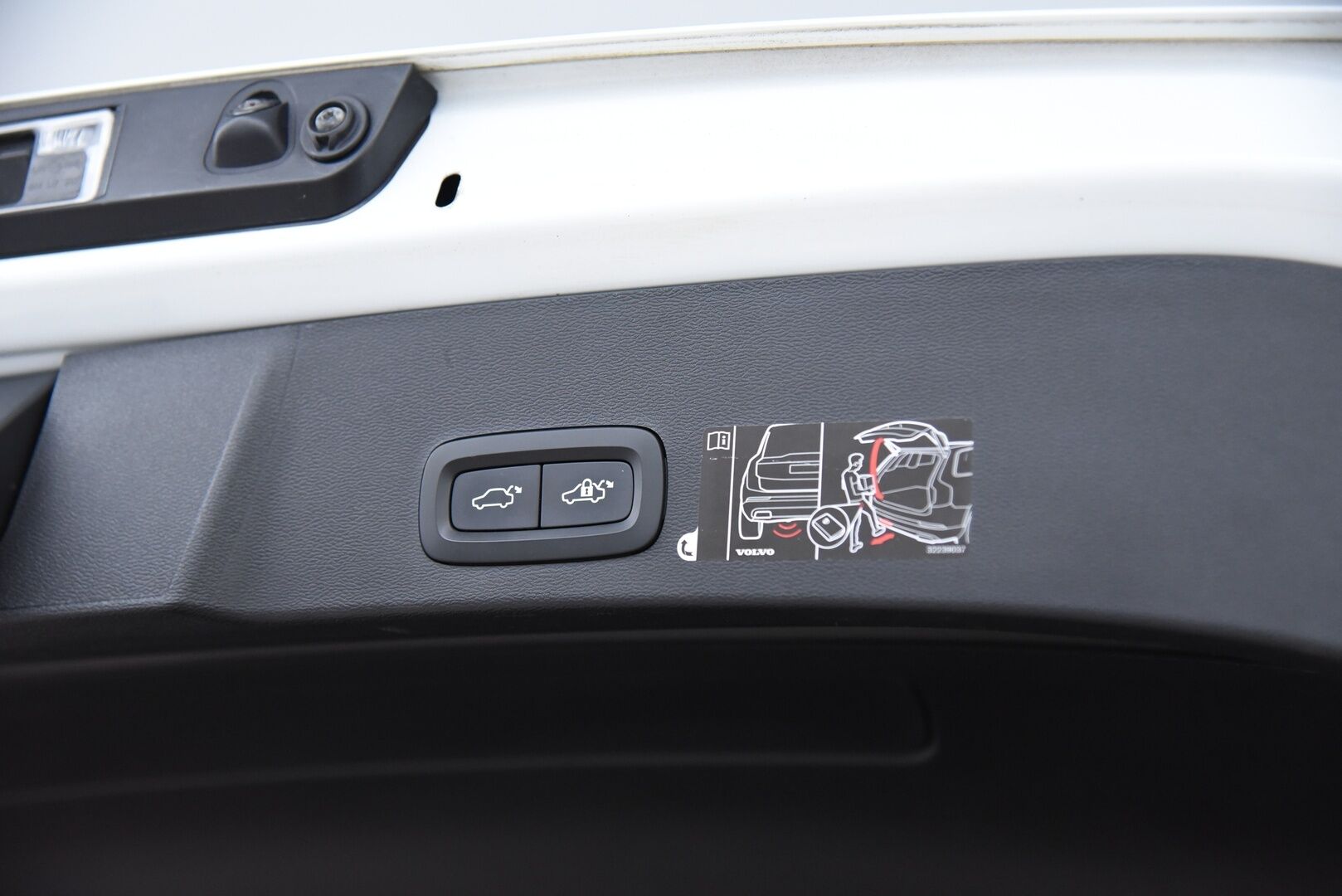 Volvo XC40 2020 T5 Twin Engine R-Design Business aut. / Adapt.Vakkari / Panorama / Muistipenkki / H&K / BLIS / P.Kamera / Navi - Merkkihuollettu / Keyless / Apple&Android / Digimittaristo