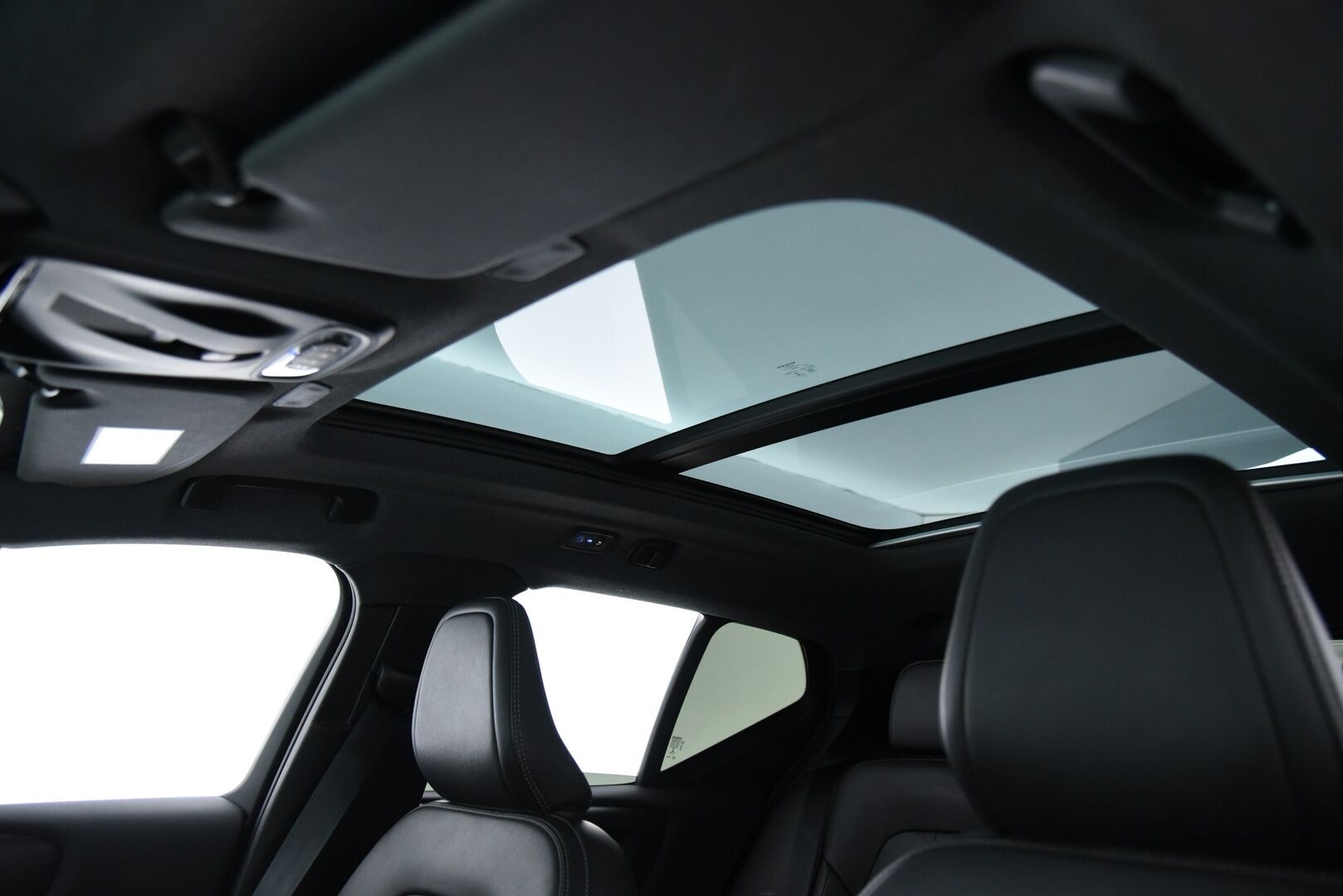 Volvo XC40 2020 T5 Twin Engine R-Design Business aut. / Adapt.Vakkari / Panorama / Muistipenkki / H&K / BLIS / P.Kamera / Navi - Merkkihuollettu / Keyless / Apple&Android / Digimittaristo