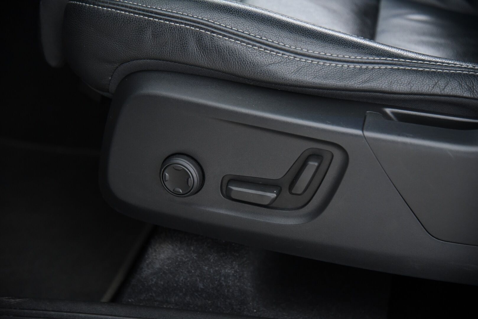 Volvo XC40 2020 T5 Twin Engine R-Design Business aut. / Adapt.Vakkari / Panorama / Muistipenkki / H&K / BLIS / P.Kamera / Navi - Merkkihuollettu / Keyless / Apple&Android / Digimittaristo