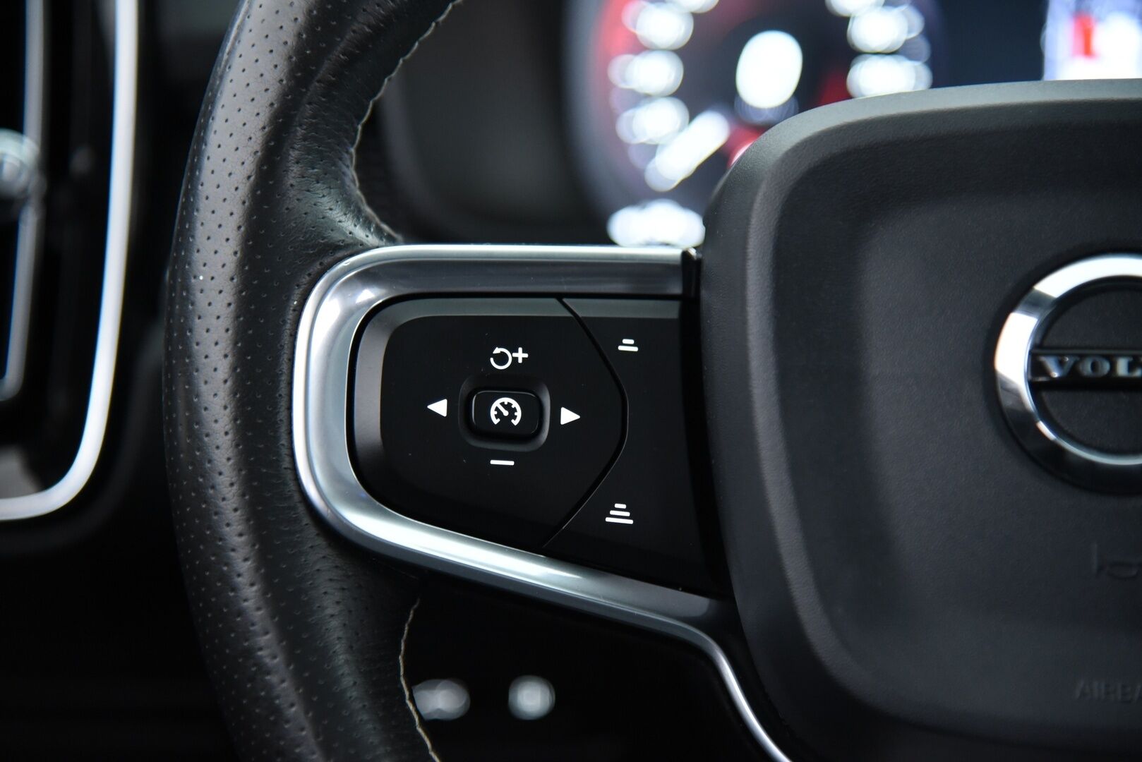 Volvo XC40 2020 T5 Twin Engine R-Design Business aut. / Adapt.Vakkari / Panorama / Muistipenkki / H&K / BLIS / P.Kamera / Navi - Merkkihuollettu / Keyless / Apple&Android / Digimittaristo