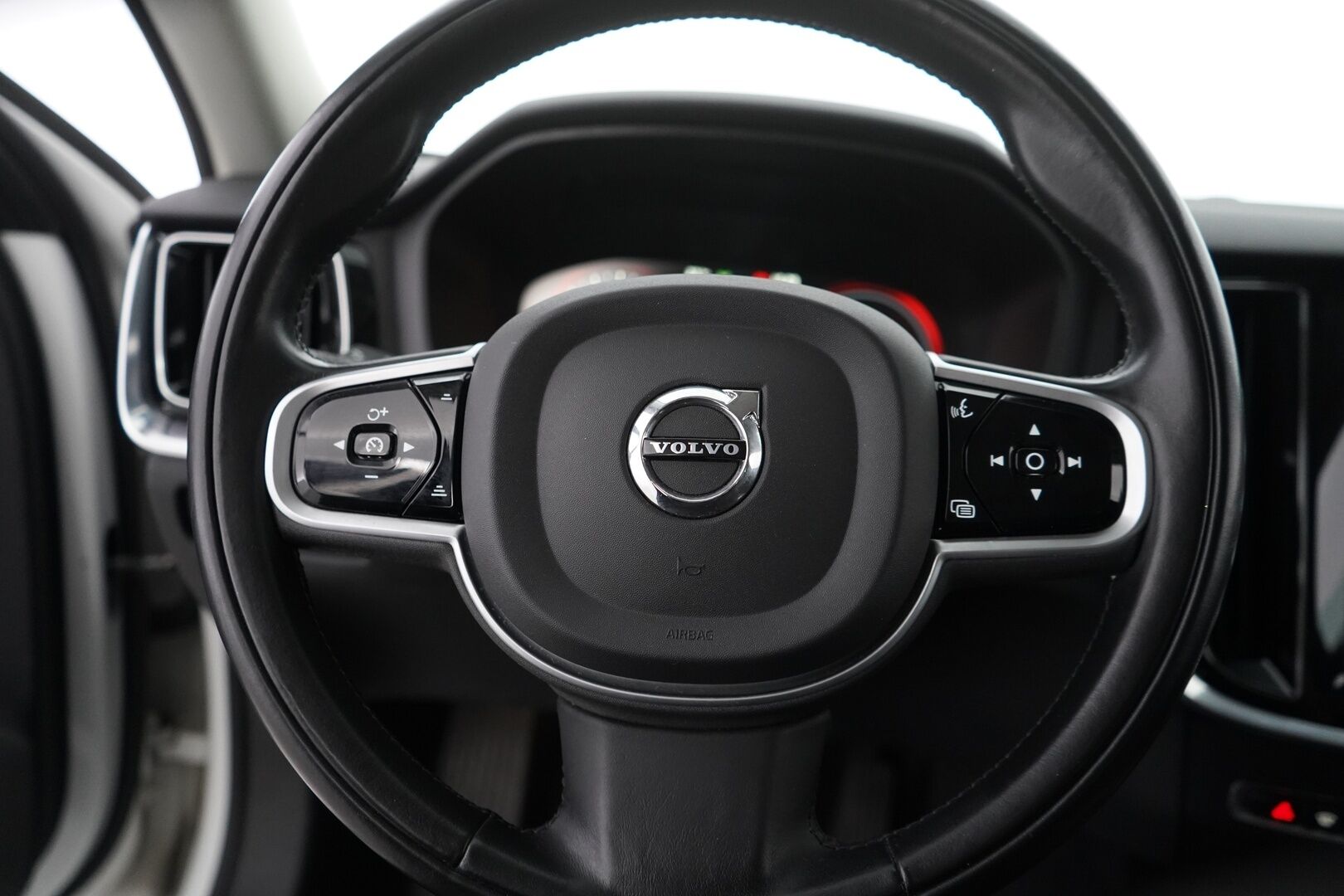 Volvo V60 2020 T6 TwE AWD Momentum Advanced aut. * ACC / Webasto / Kaistavahti / Keyless / Sähköluukku * - Hihna juuri vaihdettu / 2x vanteet ja renkaat!