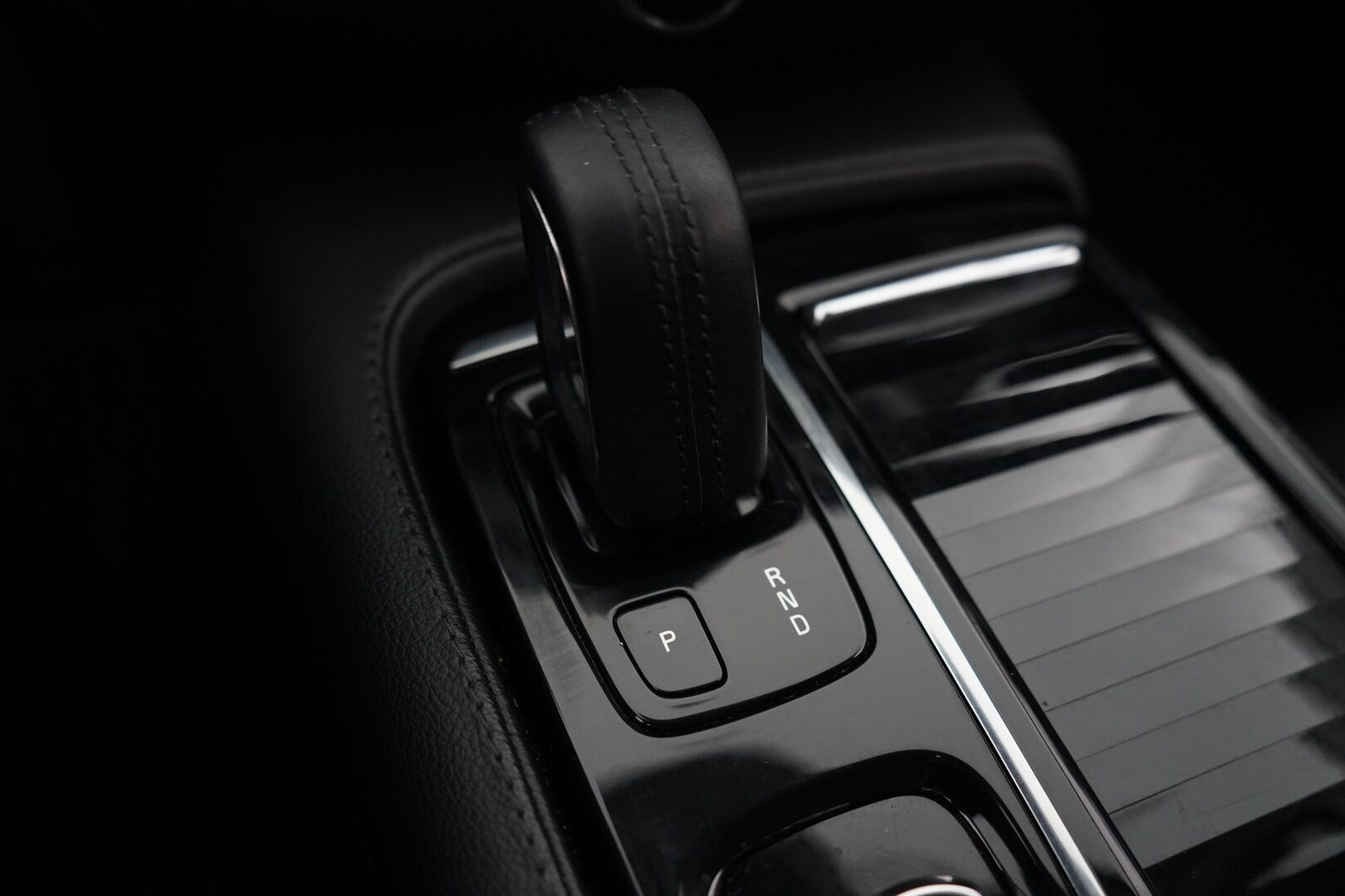 Volvo V60 2020 T6 TwE AWD Momentum Advanced aut. * ACC / Webasto / Kaistavahti / Keyless / Sähköluukku * - Hihna juuri vaihdettu / 2x vanteet ja renkaat!