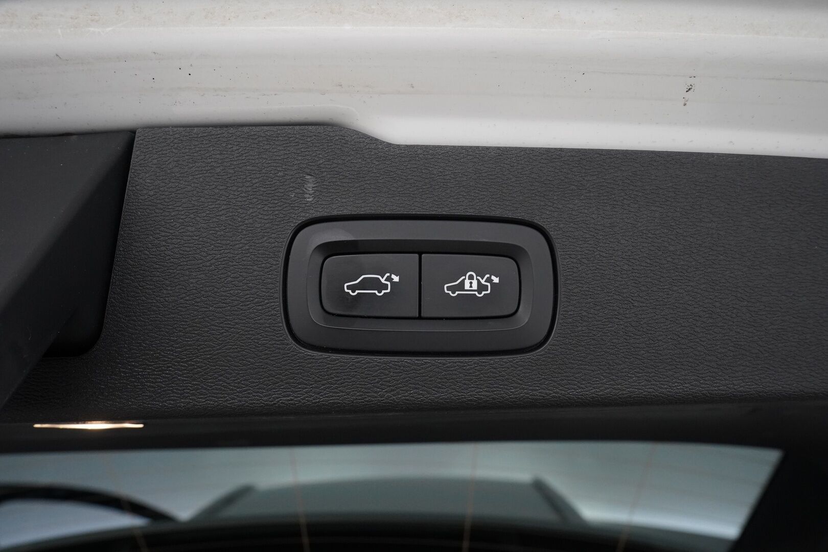Volvo V60 2020 T6 TwE AWD Momentum Advanced aut. * ACC / Webasto / Kaistavahti / Keyless / Sähköluukku * - Hihna juuri vaihdettu / 2x vanteet ja renkaat!