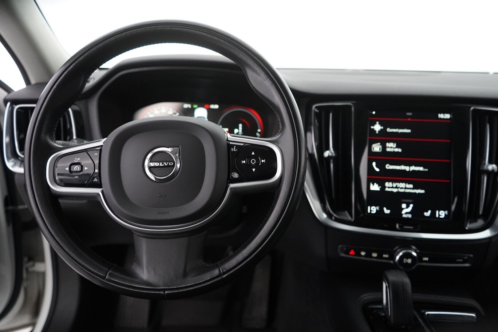 Volvo V60 2020 T6 TwE AWD Momentum Advanced aut. * ACC / Webasto / Kaistavahti / Keyless / Sähköluukku * - Hihna juuri vaihdettu / 2x vanteet ja renkaat!