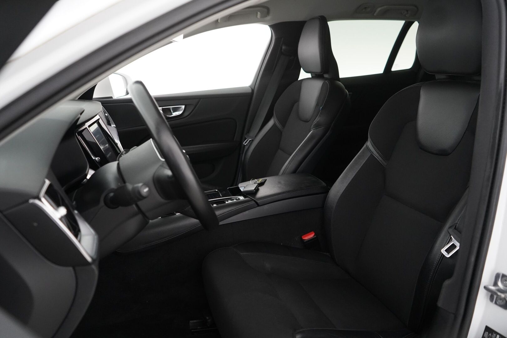 Volvo V60 2020 T6 TwE AWD Momentum Advanced aut. * ACC / Webasto / Kaistavahti / Keyless / Sähköluukku * - Hihna juuri vaihdettu / 2x vanteet ja renkaat!