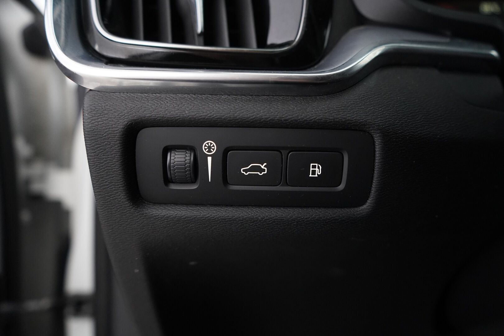 Volvo V60 2020 T6 TwE AWD Momentum Advanced aut. * ACC / Webasto / Kaistavahti / Keyless / Sähköluukku * - Hihna juuri vaihdettu / 2x vanteet ja renkaat!