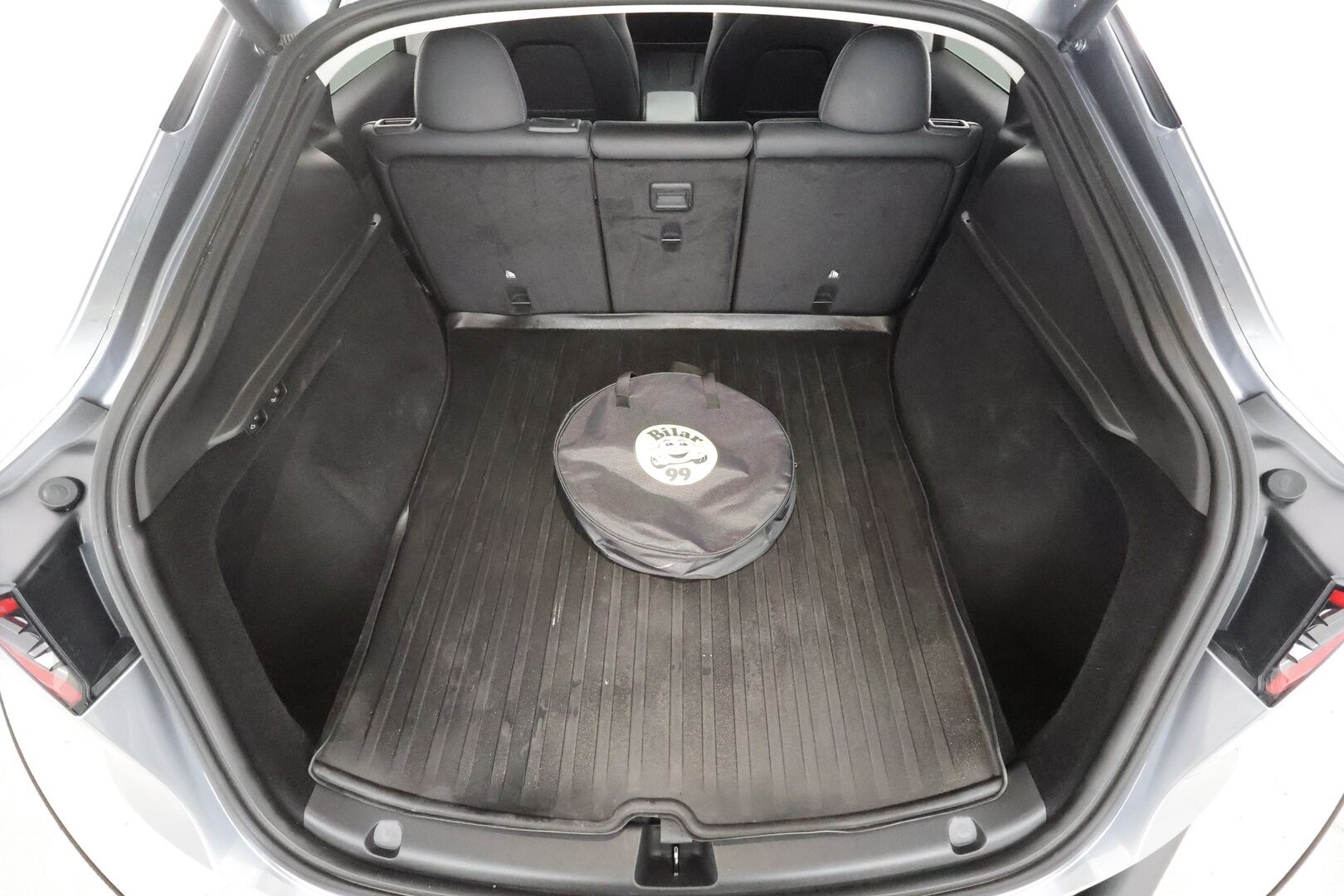 Tesla Model Y 2023 Performance - | Koukku | ILP | Lasikatto | Premium Audio | Matrix LED | P.Kamera | Mustat nahat | Ratinlämmitin | ALV | 1.Om Suomi-auto | Kahdet renkaat aluvanteilla | 