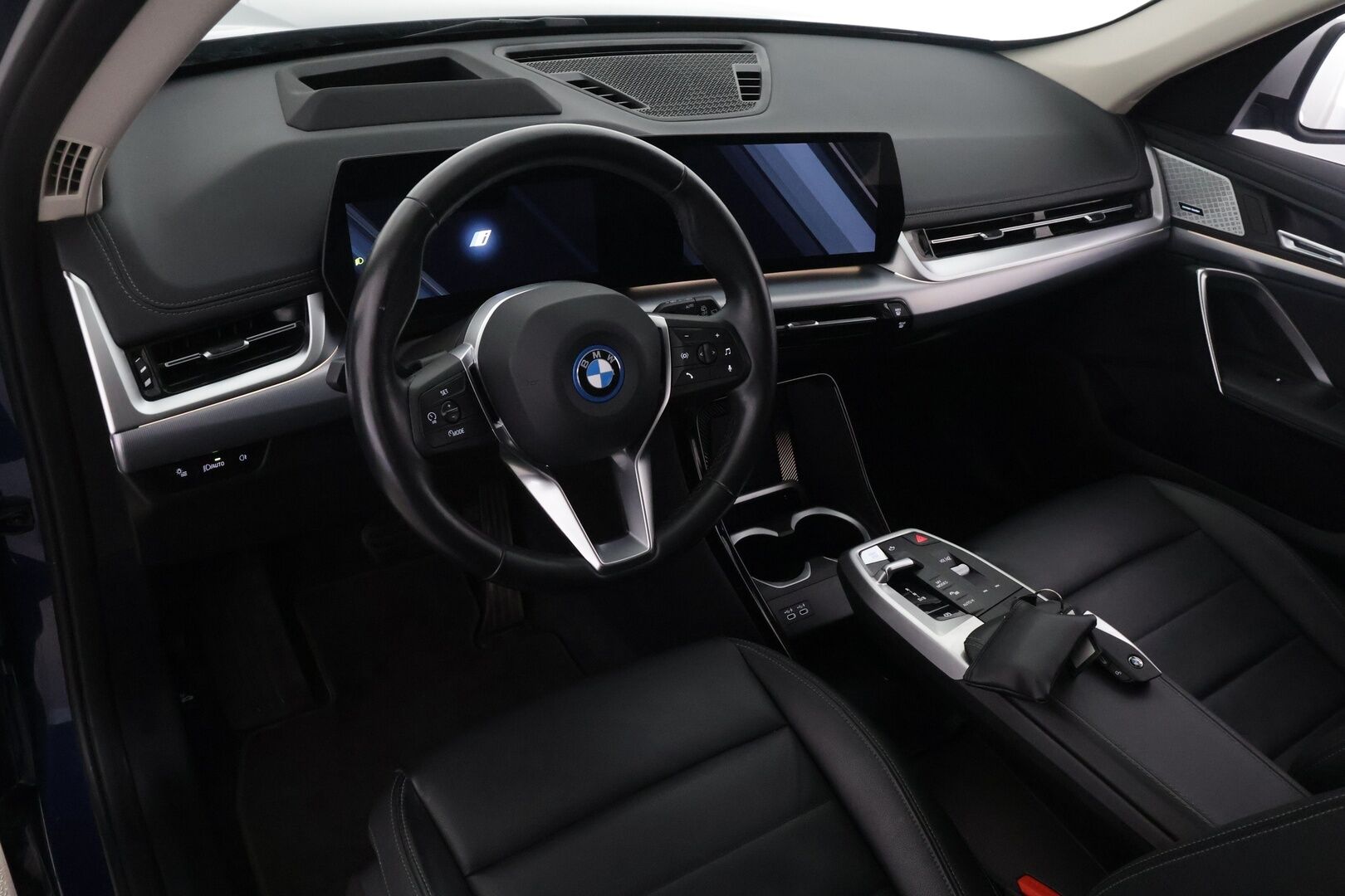 BMW iX1 2024 U11 30 xDrive Charged Plus - | ACC | Lisälämmitin | Koukku | H/K | 360-Kamera | HUD | Widescreen | Muistipenkki | Comfort access | Apple&Android | 1.Om Suomi-auto | Kahdet renkaat | Merkkihuollettu |