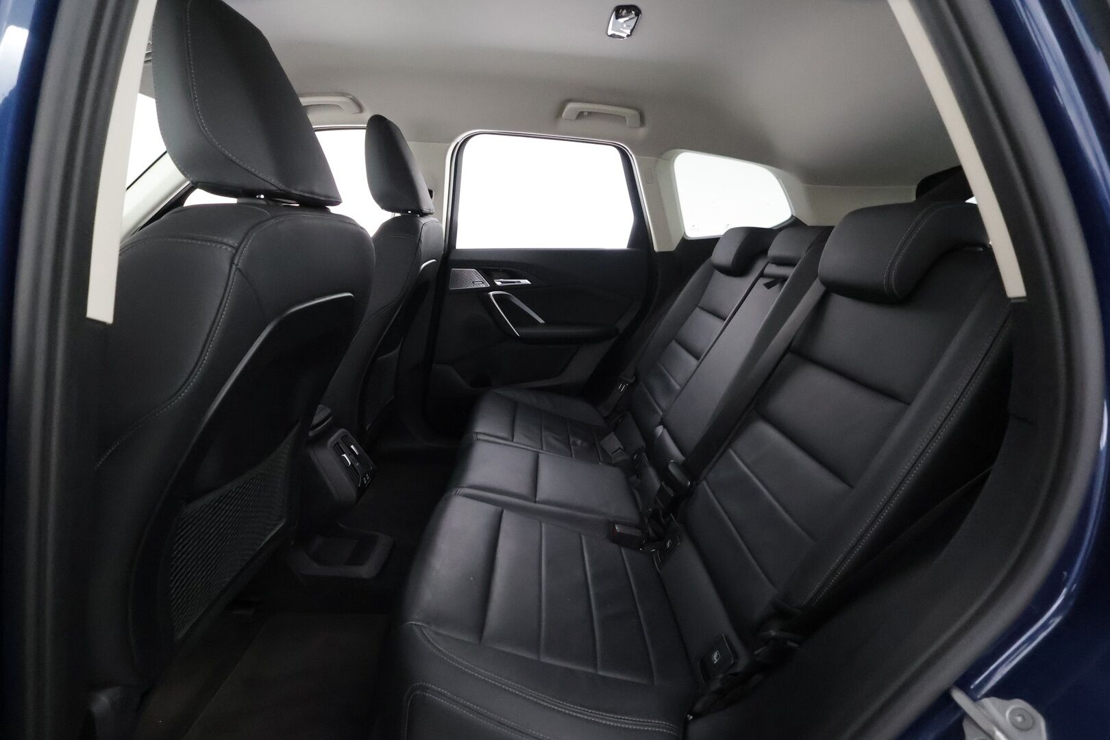 BMW iX1 2024 U11 30 xDrive Charged Plus - | ACC | Lisälämmitin | Koukku | H/K | 360-Kamera | HUD | Widescreen | Muistipenkki | Comfort access | Apple&Android | 1.Om Suomi-auto | Kahdet renkaat | Merkkihuollettu |