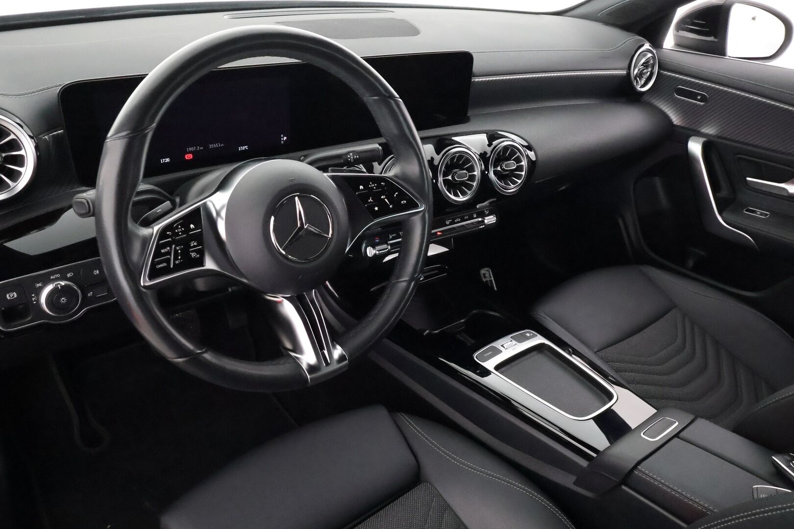 Mercedes-Benz CLA 2024 250 e A - | Distronic+ | Lisälämmitin | Widescreen | P.Kamera | Puolinahat | LED | Keyless | Apple&Android | Suomi-auto | Kahdet Renkaat |