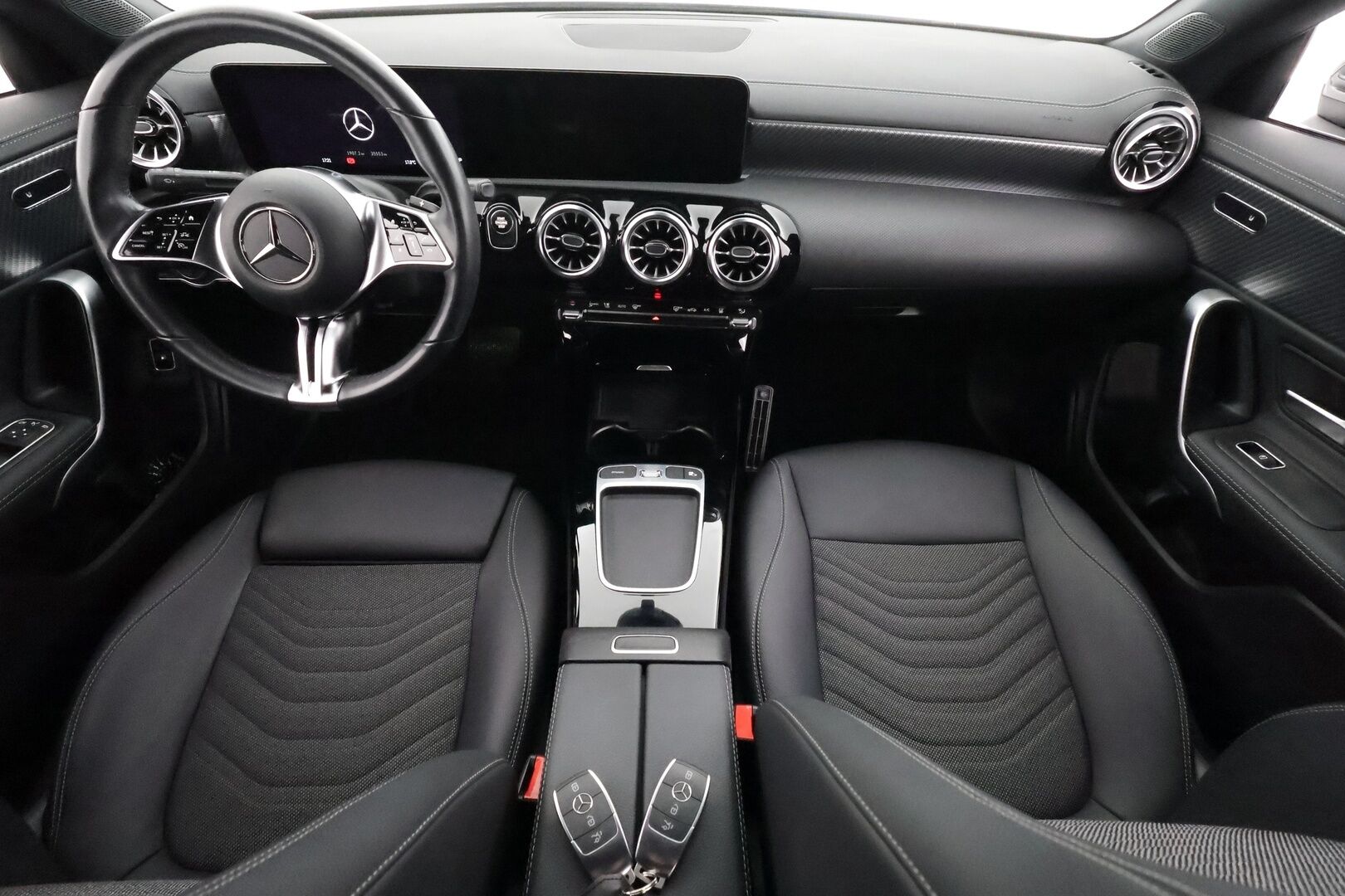 Mercedes-Benz CLA 2024 250 e A - | Distronic+ | Lisälämmitin | Widescreen | P.Kamera | Puolinahat | LED | Keyless | Apple&Android | Suomi-auto | Kahdet Renkaat |