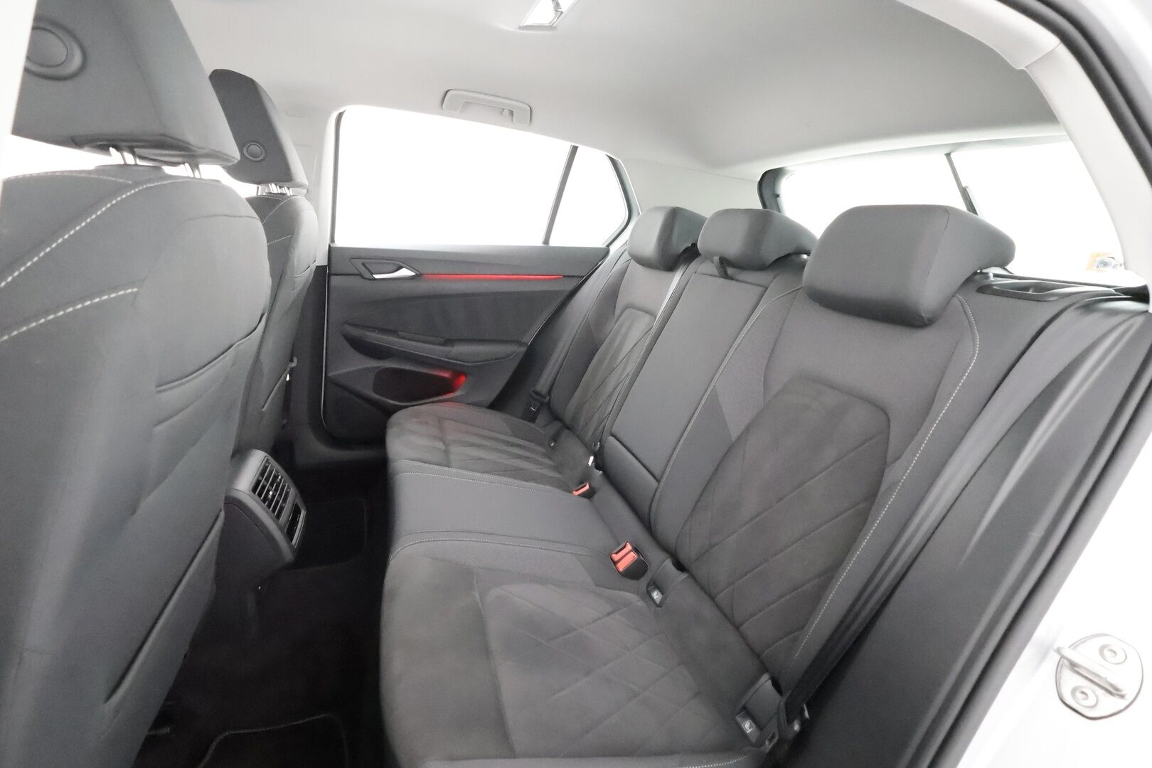 Volkswagen Golf 2024 Style Business 1,5 eTSI 110 kW (MHEV) DSG - | ACC | Webasto | LED | P.kamera | ErgoActive hierova istuin |