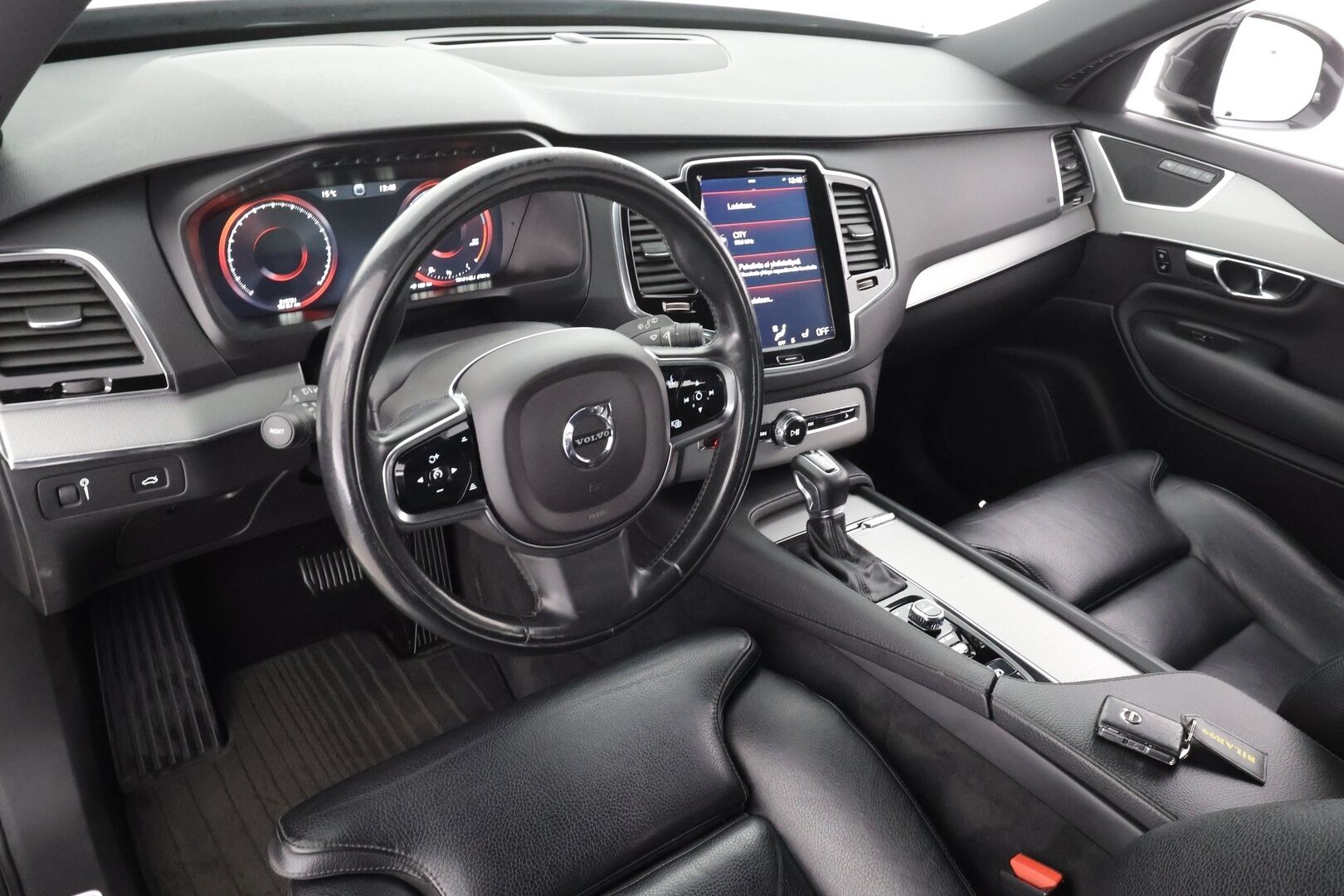 Volvo XC90 2017 D5 AWD Inscription aut * Webasto / Koukku / ACC / Full-LED / 360° / Sporttinahat Muistilla / Navi / Kaistavahti * - Kahdet renkaat 