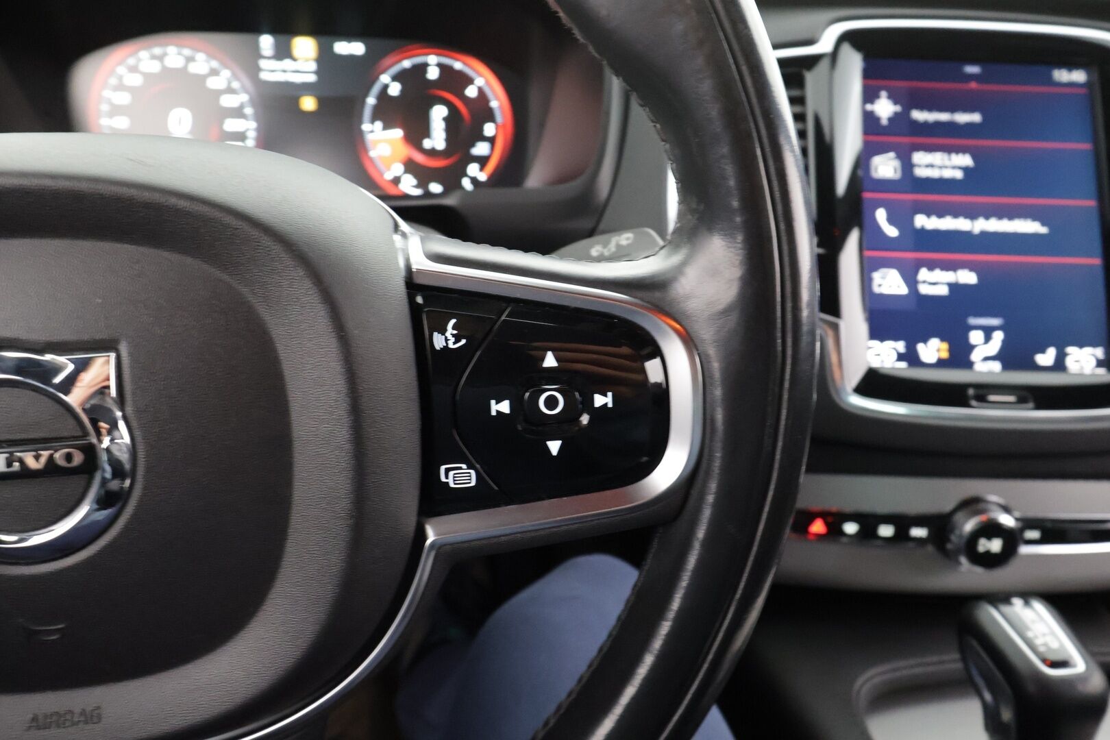 Volvo XC90 2017 D5 AWD Inscription aut * Webasto / Koukku / ACC / Full-LED / 360° / Sporttinahat Muistilla / Navi / Kaistavahti * - Kahdet renkaat 